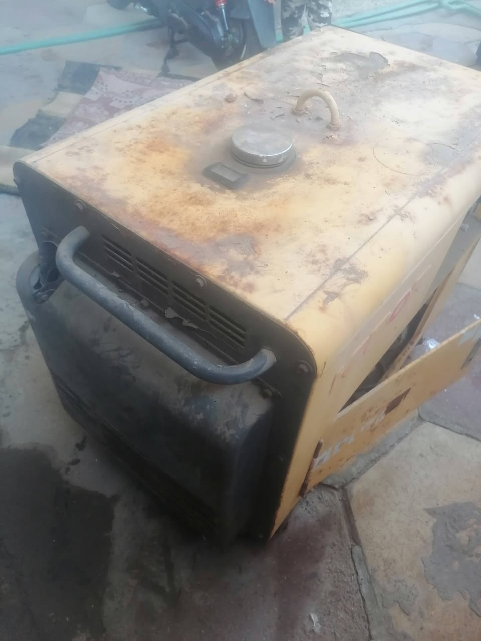 السلام عليكم مولد كاز شغالة بس متروكة صارلة 8 أشهر للبيع سعر 350 وبيه مجال قليل 5kv البصره ***********
