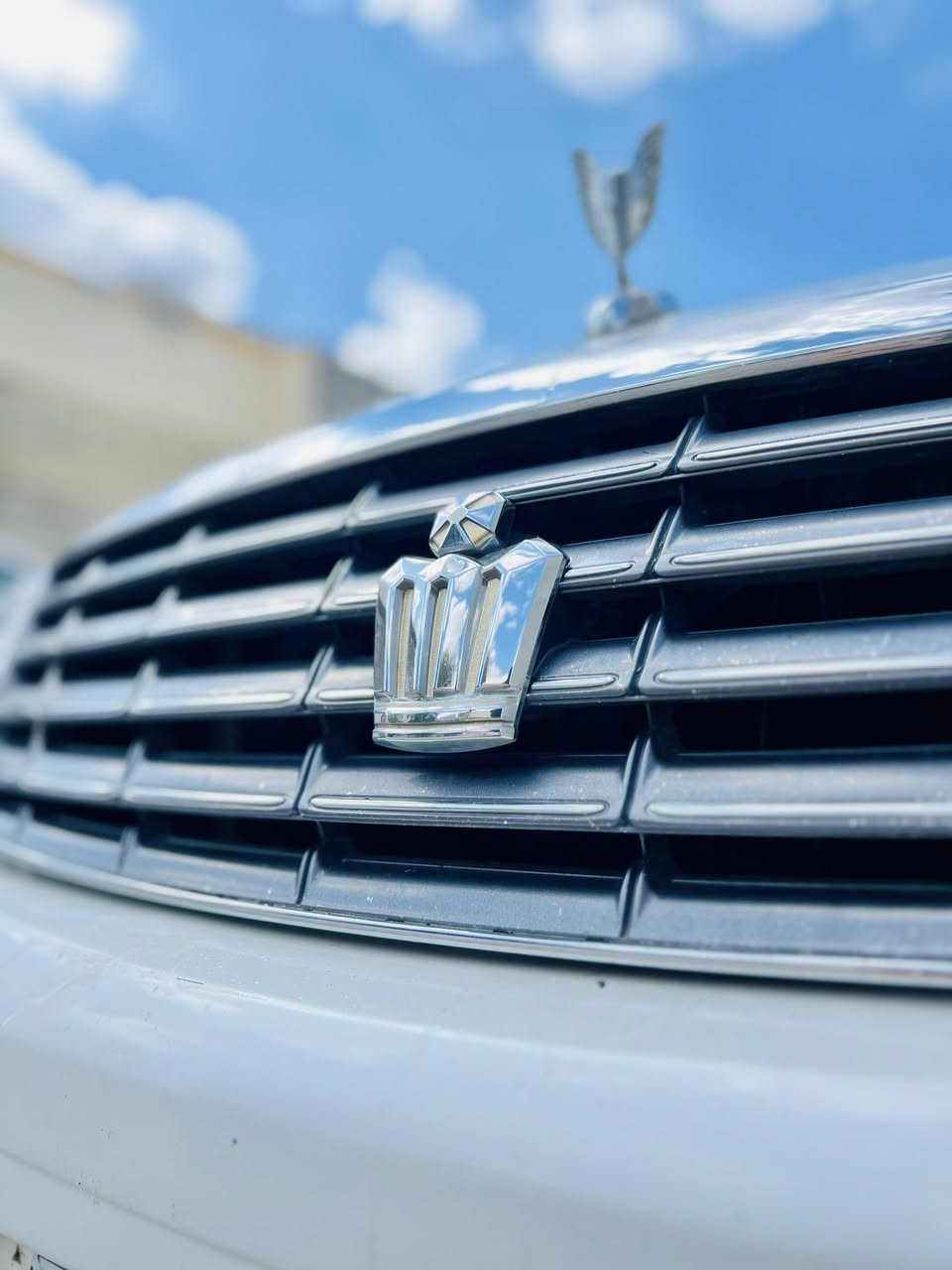 بەناوی خوا شاینە مووس١٨٠
بچوک بەبچوکی کەم بەنزین خؤر
بئ بۆیاخی ئەوروپاو عیراقیش
شاشە و کامیرە و حاسە
ناوزەرد دەشتو ناوی لۆک📦
دوو دوگمە ویل نەوتی.
شوین کەلار 
***********
