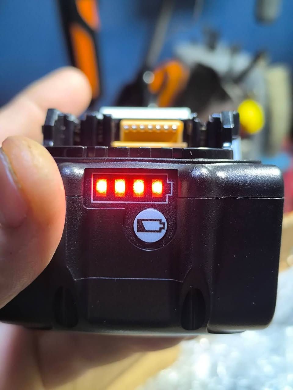 متوفر شاحنة وبطاريات ماكيتا صناعة فيتنامي جدد ... تواصل خاص او واتساب ***********
