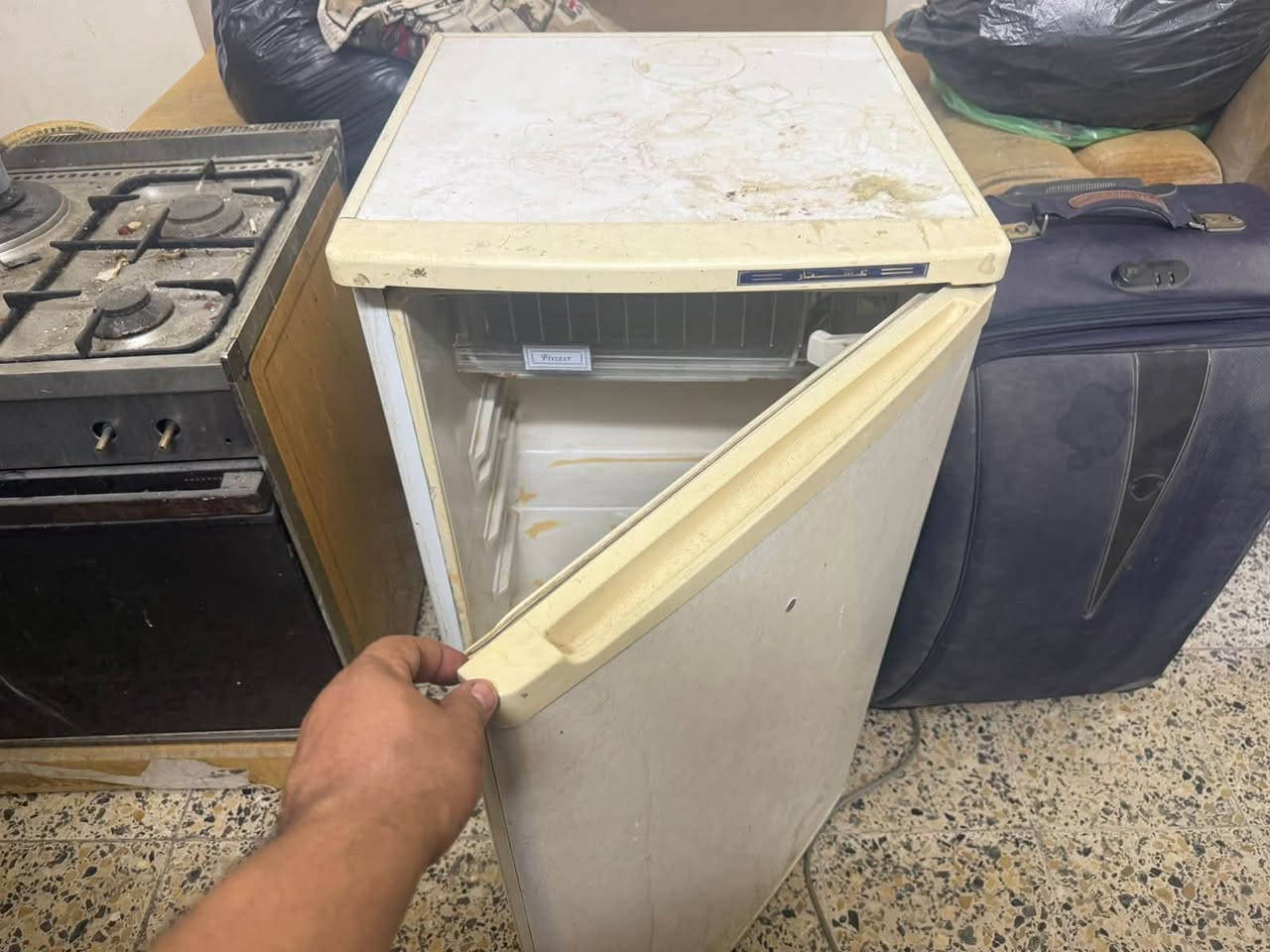 السلام عليكم  احنا طلاب وتعرضت شقتنا لتماس كهربائي الغراض كلها نظيفه بس هذا باودر مال طفايات يعني بس غسل وكلشي مابيهن غراض للبيع مكاني المنصور والي عنده مبرده نظيفه اراوس بلطباخ هذا رقمي ***********
