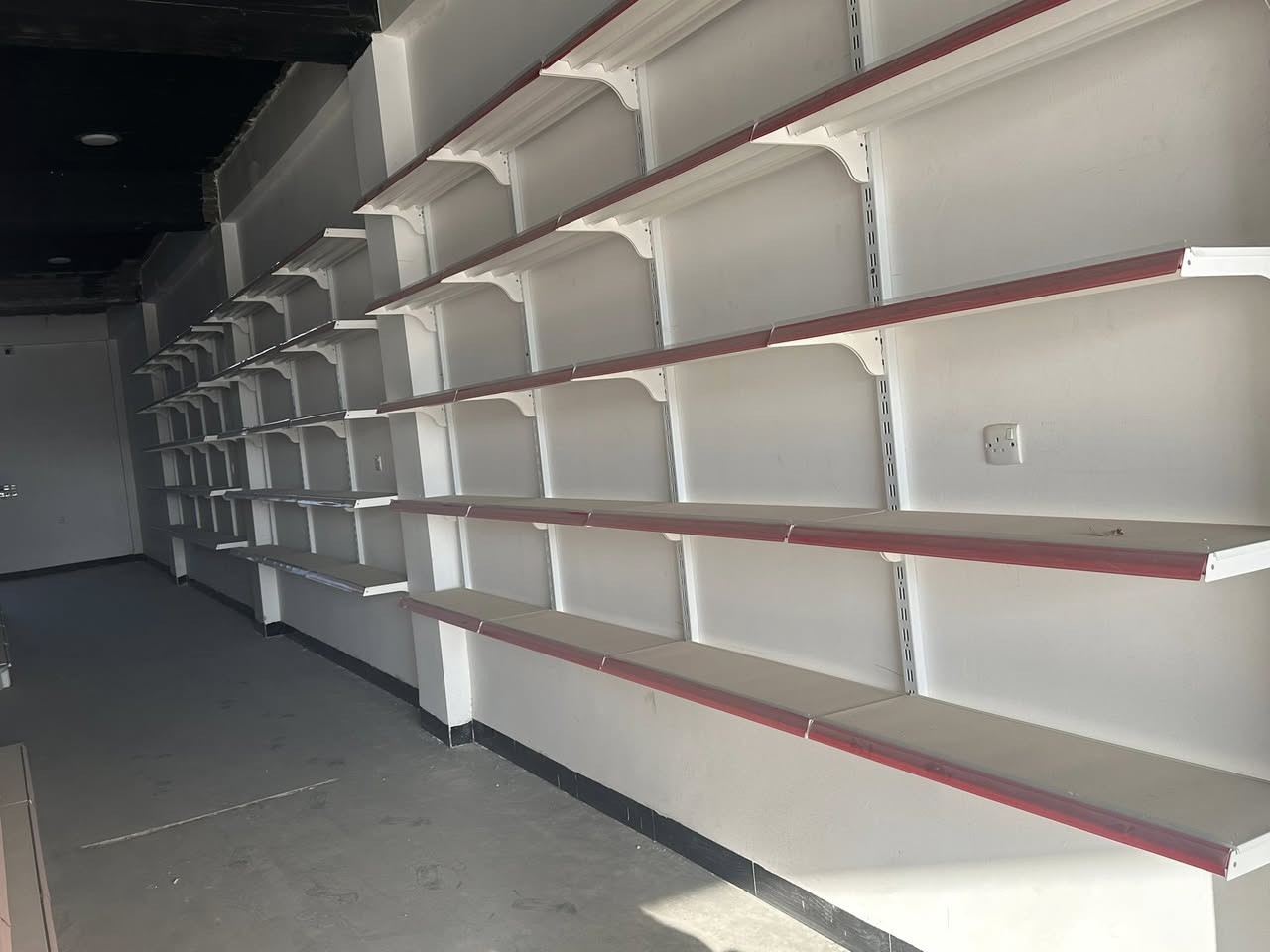 رفوف ماركت جدد ارجع وكرر جدد ما محطوط عليهن جيس واحد وارخص من السوك ابيعلك رفوف المضغوط الثكيل احسن نوعيه 175 رف و20 روطه تعليك حايط وعارضات ثنين وسطيه طول الوحده تقريبا 3 مترات أو4 
سعرهن مليونين و300 كلهن شلعه وحده 
رقمي *********** فقط واتساب
