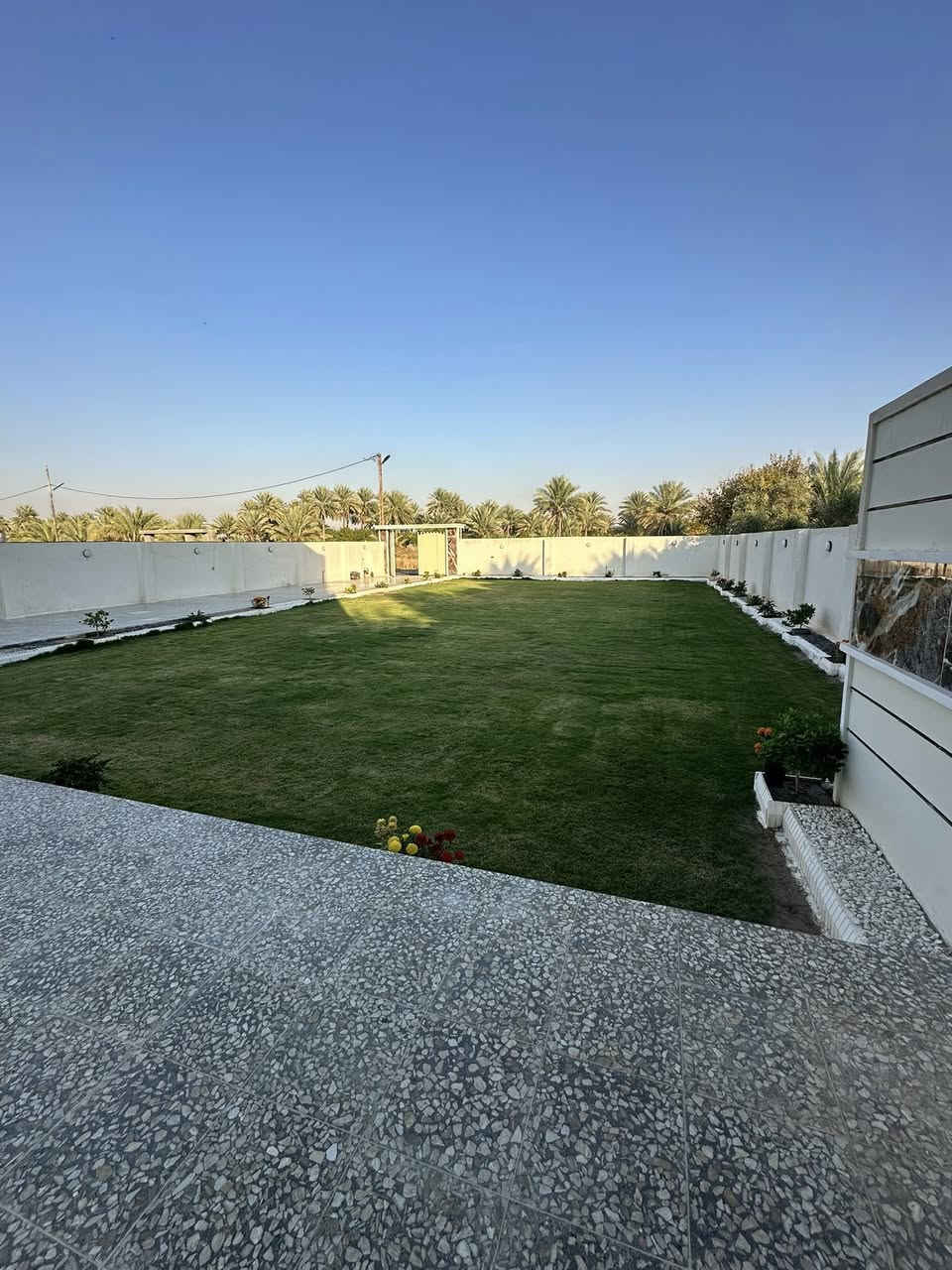 🏡 دار للبيع – الراشدية / شارع الفلل
📍 الموقع: على طريق السيلاوي قرب جامع الرقيب – موقع راقي جداً تكدر تجي من طريق الراشدية الرئيسي وتكدر من جزيرة بغداد على عين النفط 
وتكدر من الانتصار يعني موقعة راقي الة اكثر من طريقين 

📏 المساحة: 1000 م² – سند 25 باسم المالك
🔲 الواجهة: 20 م | النزال: 50 م
🏗️ بناء درجة أولى

المواصفات:
الطابق الأول: غرفة نوم + مطبخ + استقبال + صالة مدورة + خدمات
الطابق الثاني: 3 غرف نوم + حولي + خدمات + بالكون على طول البيت

حديقة خلفية مشجرة

🚗 شارع عرض 10 م (مبلط ب الكامل)
💧 ماء متوفر – ⚡ كهرباء متوفرة
🔒 دار مستقل
تحولي مباشر بأسم المشتري

☎️ للاستفسار:
***********
 (اتصال أو واتساب)
