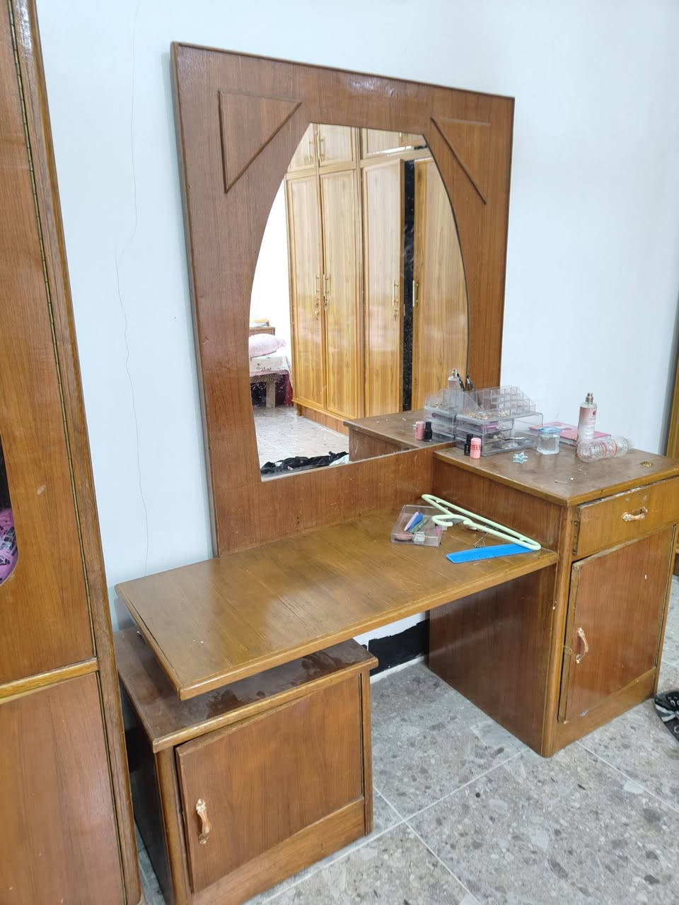 ابيع لليدفع اعلى سعر راسلني واتساب *********** وبخدمتكم 
التفاصيل .. جلسه خليجي نظيف جدا بدون عيوب بمساحه 3 ونص في 5 ... ميز مكينه .. غرفه نوم 5 باب مع ملحقاتها بدون سرير
