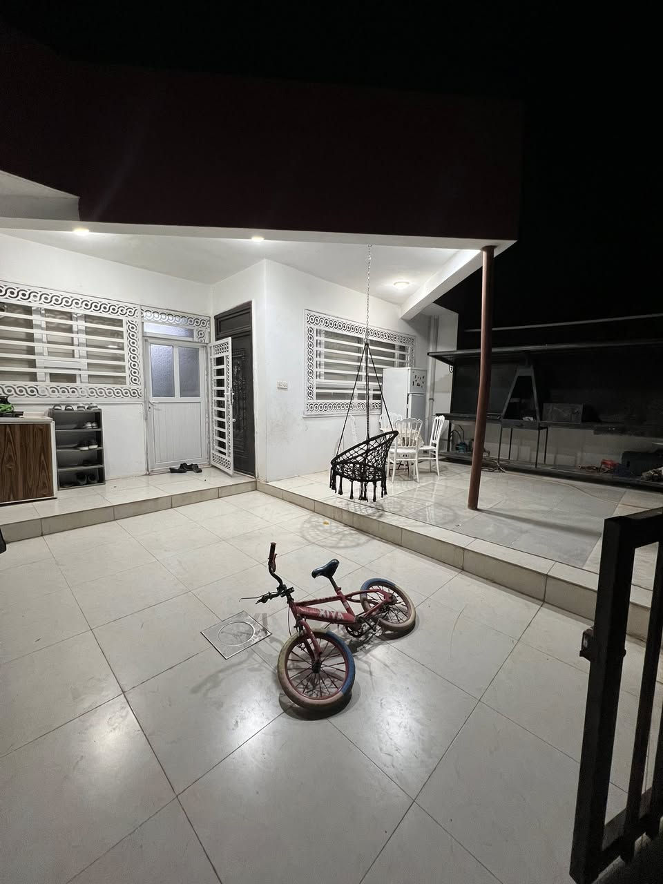 سلام عليكم بيت للبيع اربيل شقلاوة مجمع ائفاس ستي كامل مؤثث مساحه 160 متر غرفتين نوم صاله و حولي  ومطبخ صحيات كراج حديقه يسجل بأسم كل من يحمل الجنسيه العراقيه خدمات كهرباء ماء موجود السعر (4) دفاتر و (35) ورقه وبي مجال 
 للإستفسار على الرقم ***********
متواجد واتساب ملاحظه البيت بأسمي
