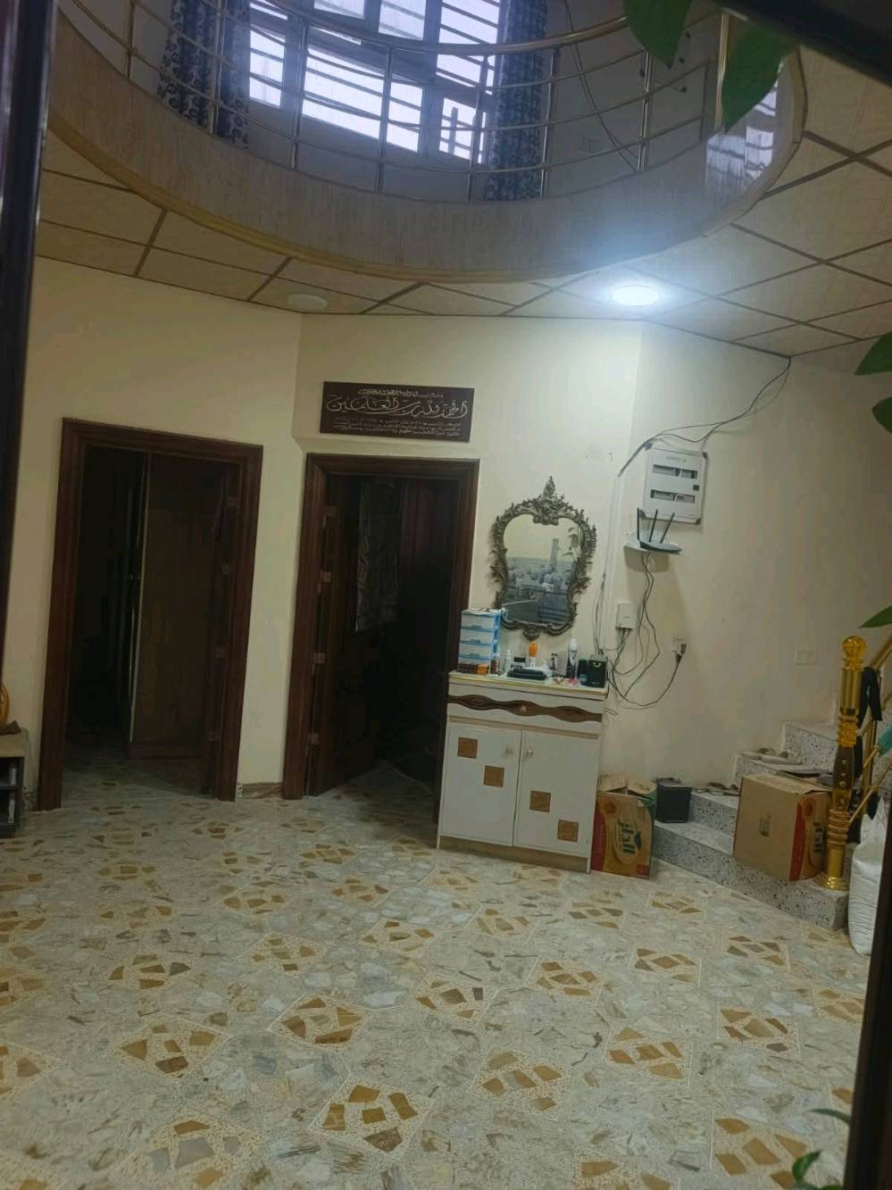 سلام عليكم 
دار للبيع
مساحة 200م
10×20
طابقين 4 غرف نوم صحيات 2 شقوف ثانوية طابقين 
ابواب قاصة 
الارضيات كاشي كل البيت 
المجاري منهول سبتتنك
الاناره بوري دفن قابله للتبديل 
الشبابيك بلاستك وكتائب حديد 
كراج وحديقة 
ممرات خارجية خلف البيت 
السطح شتايكر 