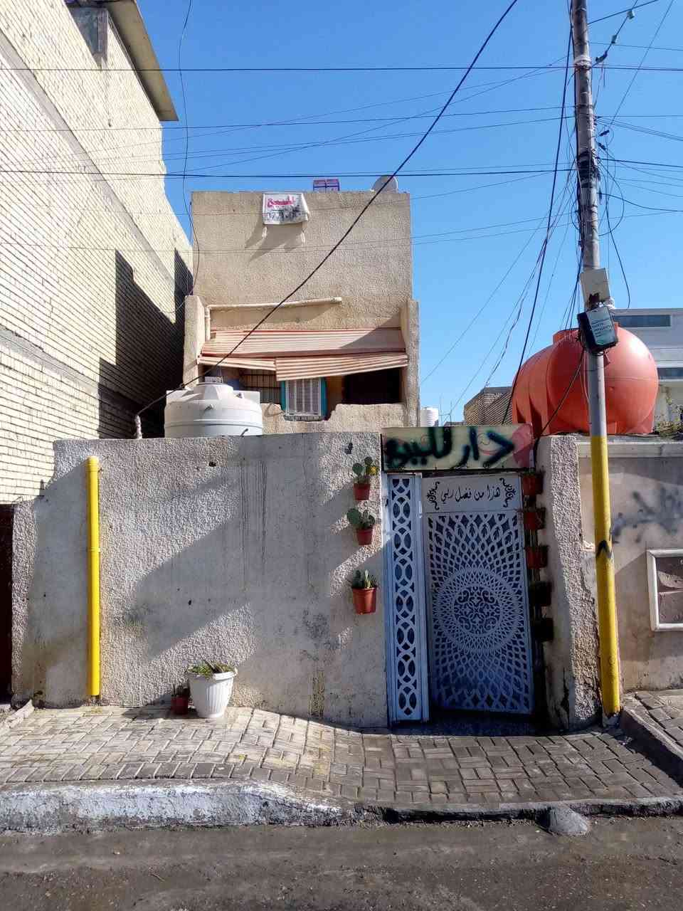 الدار للبيع موقع البيت كيعان ابو درع مقابيل قطاع 79 نقطه داله حسينيه الصدر متوفرة كافه الخدمات عرض الفرع 20 متر مساحه البيت 100طابقين السعر 65 الهاتف ***********
