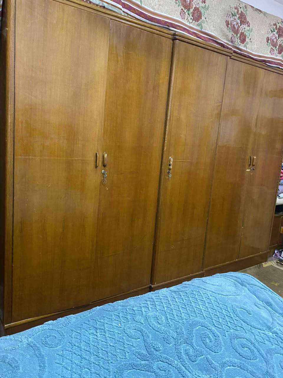 سلام عليكم
غرفة اخشاب 5 قطع مثل ماواضح بصور شغل قديم 
بيها ضرر بالزاويه 
وجربايه فقط خشبه ضررها
مكاني بابل...سعر خاص 
***********
