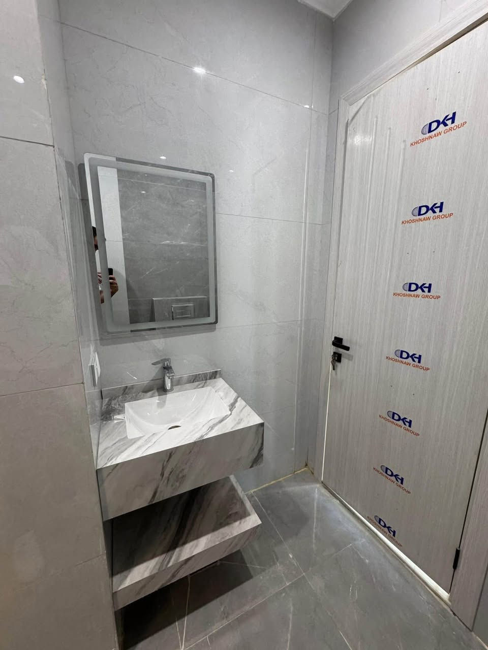 🏡شقق زيرو للايجار🏡
📍الجادرية - المربع الرئاسي

🔹 مواصفات الشقة:

• غرفتا نوم

• صالة معيشة

• مطبخ أمريكي

• حمام واحد

🔹 التجهيزات والخدمات:

• كاونتر مطبخ متكامل مع:

* ثلاجة

* مايكروويف

* فرن

* طباخ

* مرشحة مياه

* مكيفات إنفيرتر في جميع الغرف

* نظام دخول ذكي (Smart Home System)

* كراج مغلق للسيارات

* مصعد كهربائي

* درج للطوارئ والخدمة

للاستفسار :

***********

***********

شركة عصر حمورابي للاستثمار والتطوير العقاري

الكرادة - شارع العطار - بناية حمورابي
