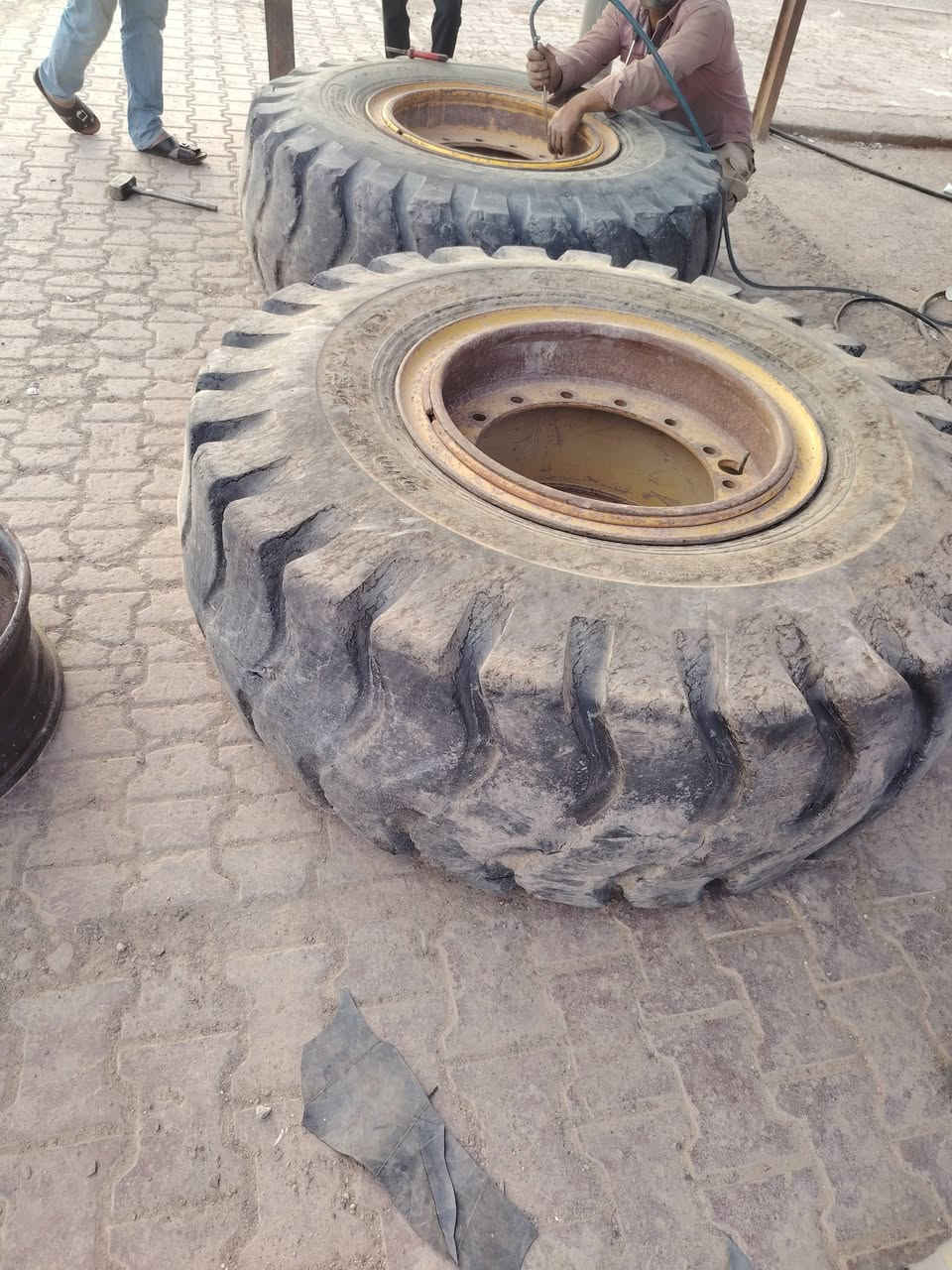 سلام عليكم تايرات شفل zt70 كاملات ونضف من صوره ***********

