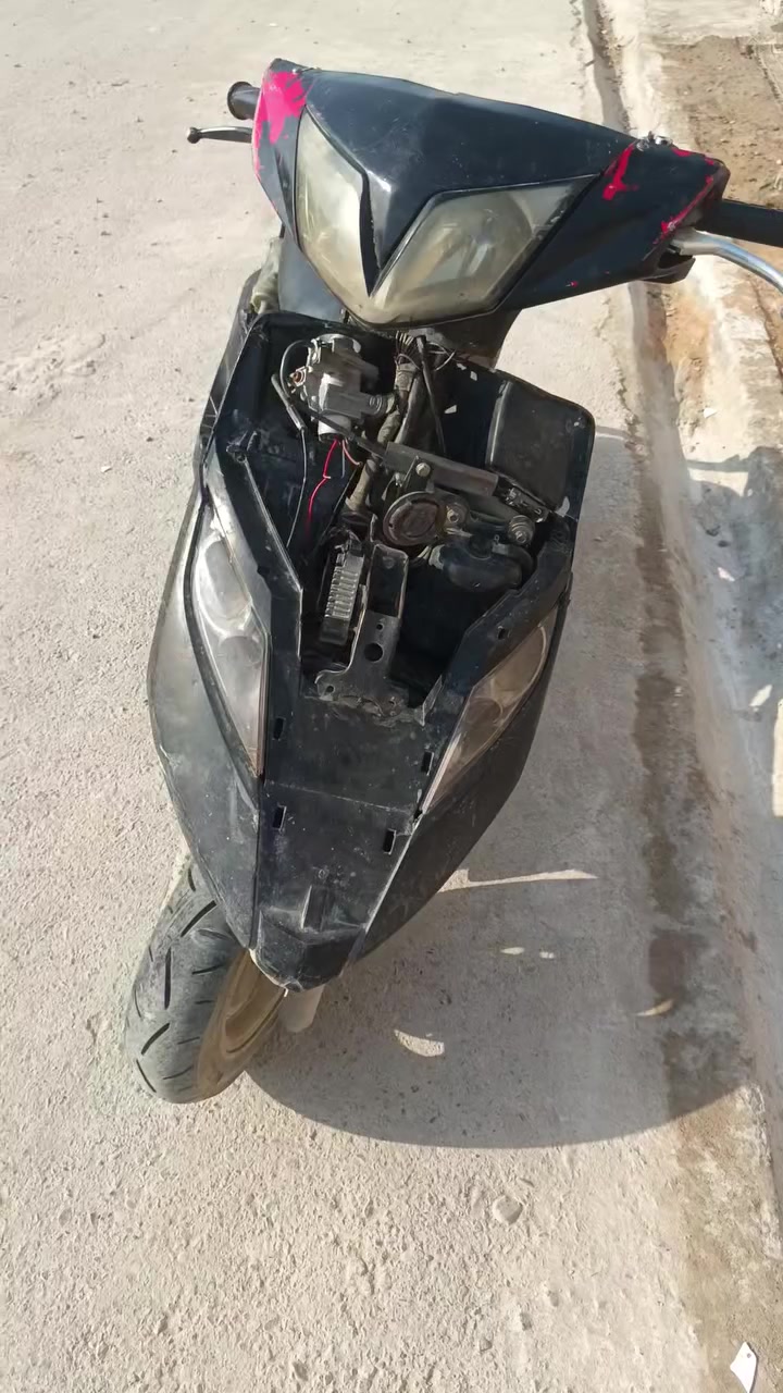 السلام عليكم دراجه سكنز ثعلب للبيع الهلال طك عندي وسلف مرات يدير ومرات لا بس عليهه مكينه تخبل والله العظيم  واذا تريد  جيب هلال وياك وغراض موجوده نشدهه سوا سعرهه 225 العنوان الحميديه الرقم ***********
