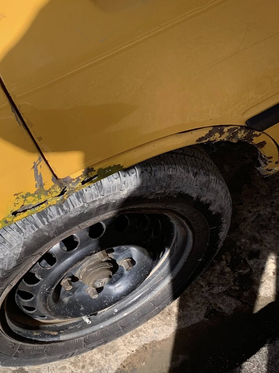 سلام عليكم ورحمة الله وبركاتة 
سايبة موديل 2010 السعر 20 ورقة عليها غرامة 500 وسنوية ساقطة صارلها 4 سنوات الغرامة والسنوية علمشتري الهيئة عليا اني اصفرلكياها 
تبريد جديد محور بخاخ كبير جداً بارد كوري 
كير مجفت جديد 
محرك بحالة جداً جيدة 
كشر كدام عينك بي طخه وضربة بلجنطة ومصلحه 
صدر جديد 
تايرات جدد 
داخلها نضيف حلو مرتب 
مكان السيارة بغداد شارع فلسطين 
السيارة مابيها شي عاطل كلها شغالة كبل للشارع 
رجائاً السعر هذا قفل غير قابل للتفاوض لاتزعل مني اذا تعاملني وما انزل هذا الحلال وهذا السعر 
رقم الهاتف واتساب فقط متوفر *********** 
تحياتي للجميع
