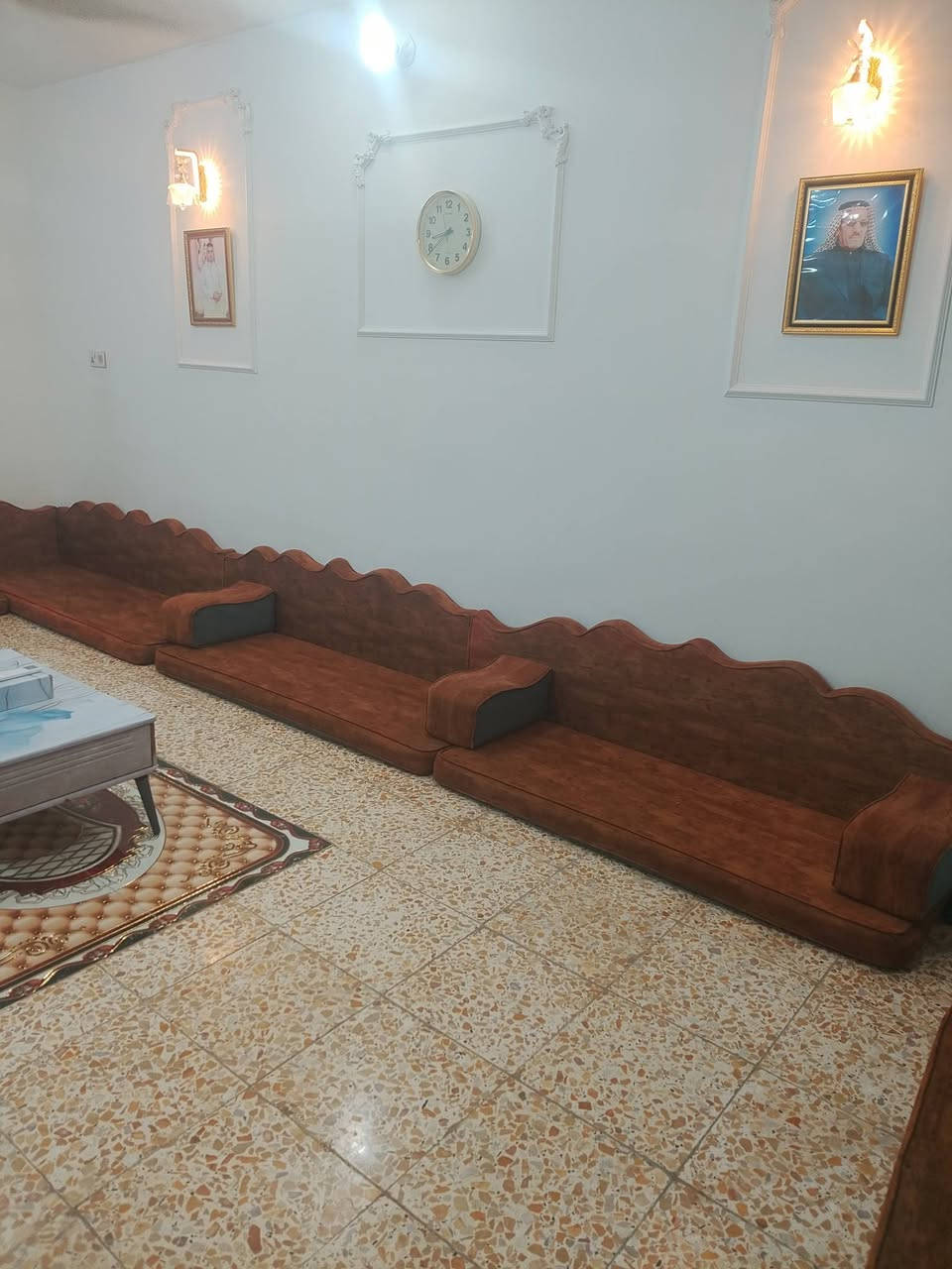 السلام عليكم
ديوان جلسه عربيه وجهين وجه رصاصي والوجه الثاني جوزي فاتح السمك 10سم تسكام درجه اولى نظيف جدا 
طول الجلسه 17م السعر 600. ألف مع مجال بسيط.
العنوان كربلاء حي الغدير قرب اسواق الكفيل 
هاتف *********** 

#الجميع
