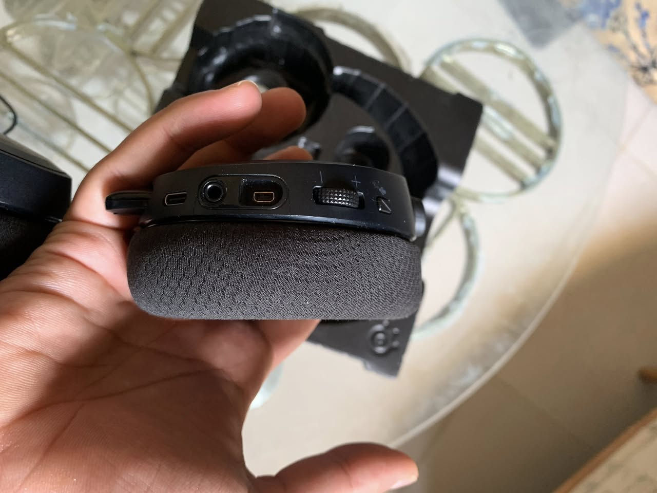 Series Arctis Nova 7x
سماعة غنية عن التعريف، مواصفاتها تتحدث عنها.
 الحالة: استعمال قليل جداً، نظيفة ومرتبة وخالية من أي خدوش.
 الملحقات: كافة الكابلات متوفرة. (ملاحظة: ينقصها الكرتونة والدنقل/Dongle).
 الأداء: سماعة ممتازة للألعاب والستريمنج؛ وللأمانة إذا استخدمتها وانكتلت فالمشكلة بيك مو بالسماعة (أنت بوت!)، فلا تتعب نفسك بتجربة غيرها.
 الراحة: صوت محيطي احترافي، ومريحة جداً على الرأس حتى مع الاستخدام الطويل.

شباب لتشيلون هم الدانكل سعره 15 الف و مو حيل مهم تكدر تشغله بل اواكس ليجي ويايه 

سعره 100 الف 
متحصل بهيج سعر لو تضل ادور سنه


**إذا كنت صاحب هذا الإعلان وتريد حذفه لأي سبب، رجاءا أرسل رسالة إلى الدعم الفني**