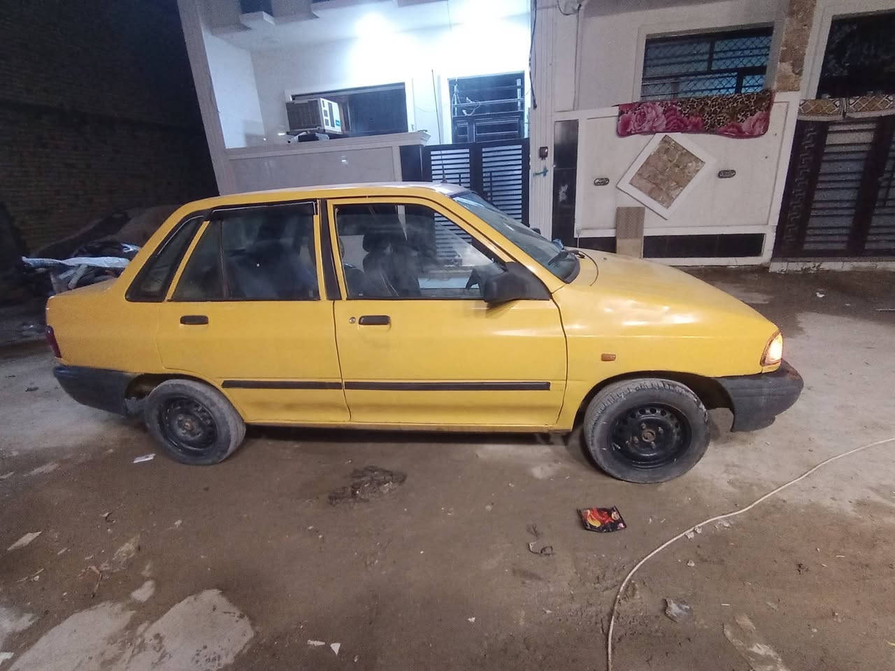 السلام عليكم سايبه مودل 12 السياره حلوه وصاحبه موجود غرامات ماكو عليها بس هيئه  عليه بس اجدد رقم 21 مكاني بغداد الكاضميه *********** السياره قطره خياس ما بيها تجي وتشوف بعينك
