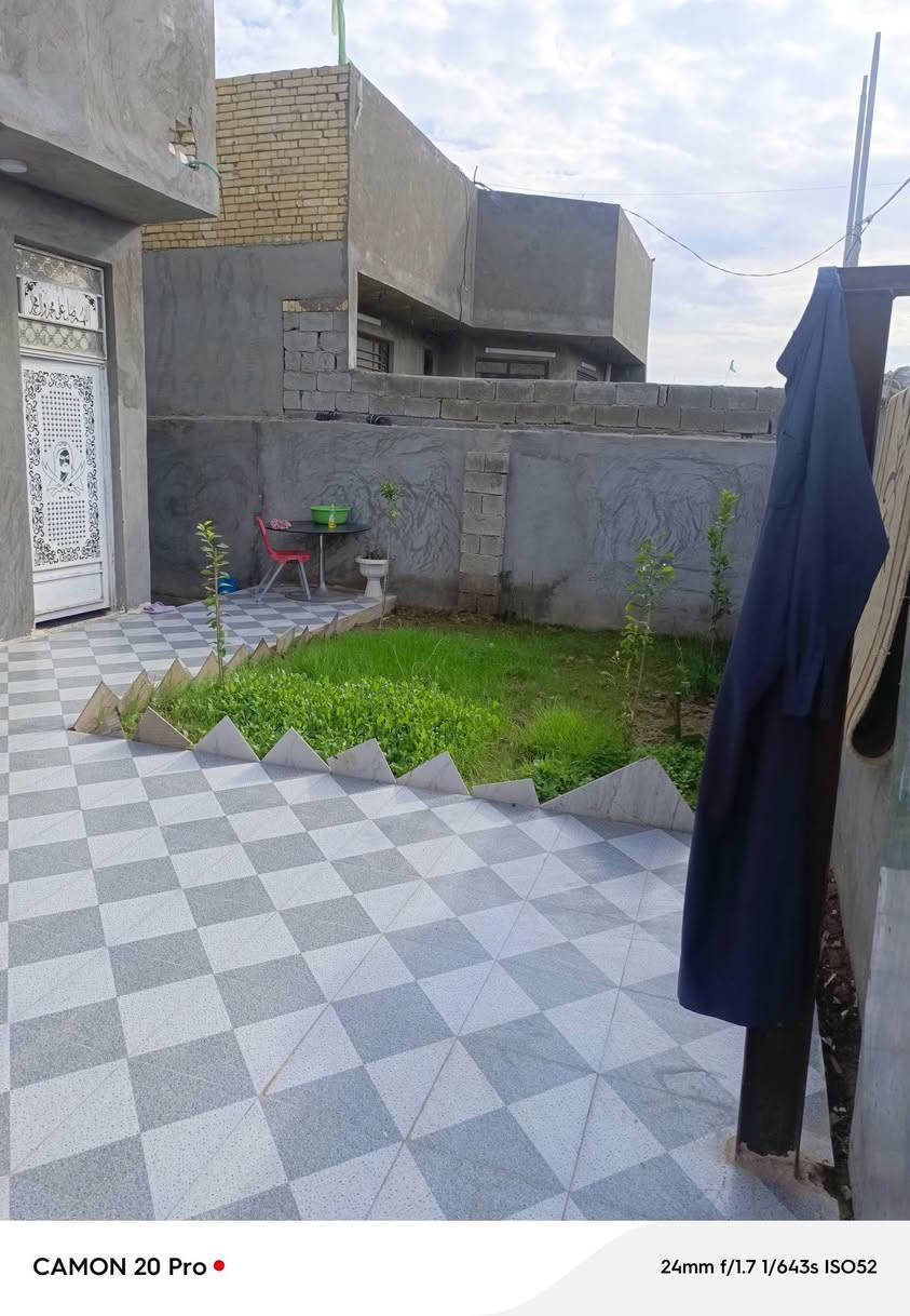 ياالله بيت مساحته 300م منطقت حي المتنبي شارع طلال قريب عشارع العام بناء جديد البيت يحتوي على غرفتين وصاله وستقبال ومطبخ وصحيات خارجيه داخليه بيت كلش حلو ومكان مميز ***********//***********
