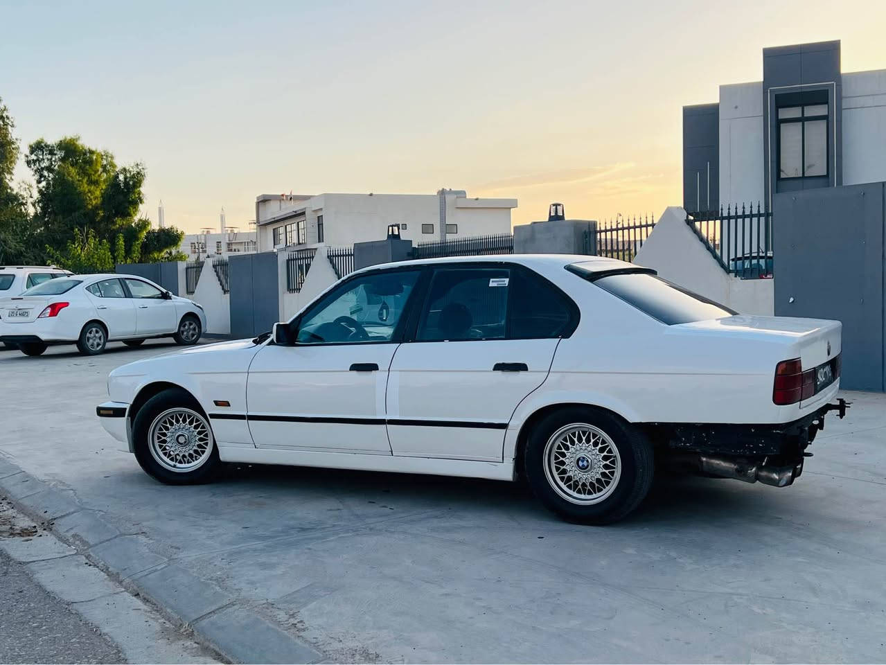 سه ره تا به ناوي خواي گه وره و ميهره بان bmw544بؤ فرؤشتن 
سعر 43گلا گير مه كينه ي  به شه رتي سه ت فيتره سه ياره كه 544واتا هه شت پستؤن چوار تايه و ويلي لؤكي له سه ره ته قه و ره قه ي تيا نيه هه ر چي گياني هه يه به شه رت چوار جام كاره بايه پيش پانه موديلي 1993يه سه نه ويكي له گه له سه ياره كه بيانو بره له قوه ت له جواني ئه دميني دلو گول ژماره وه تساب *********** شمشمل, السليمانية
