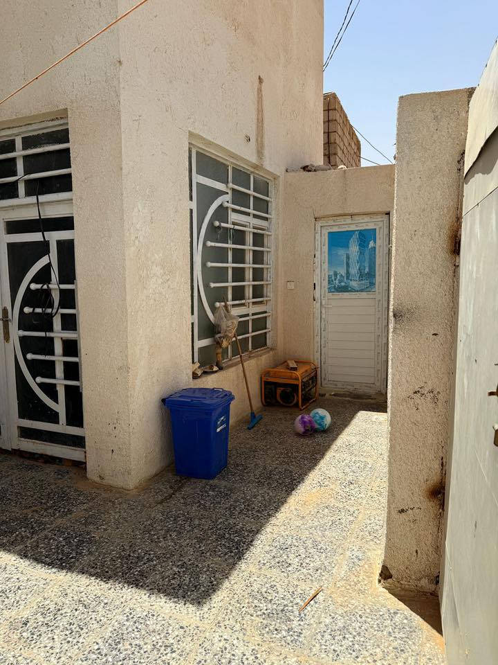 بيت للبيع ١٤٠ متر  زراعي بي معاملة مال تطويب 
نضيف كلش بناء طابوك اساس تجعيب والسقف عكادة
  شارع منتزه جناة الكوفة قبل المنتزه 
للاستفسار ***********
