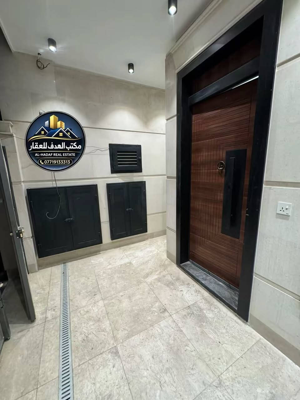 🏠 للبيع دار سكن سنه البناء 2026 درجه اولى

🔺المساحة : 127/5  متر ( ملكي )
🔻الواجهة: 5م      🔻النزال:   25/5 م.

الشارع 15 م مع رصيف 4 
المنزل فارغ حالياً - جاهز للسكن

♦️واجهة مرمر بتصميم حديث
♦️أرضية مرمر
♦️محجر ألمنيوم جام درجة أولى
♦️شبابيك ألمنيوم سلايد مقطع ممتاز
♦️ جدران سيراميك ألواح
♦️أبواب داخلية صار ماليزي- أحدث تصميم
♦️أبواب خارجية قاصة
♦️ ديكورات داخلية ابروفايل

🔸 الطابق الأرضي:
  مدخلين + صاله ضيوف 
+مطبخ + صاله عائله+ غرفه نوم سويت + شلال داخلي

🔸 الطابق الأول:
3 غرف نوم (منها غرفتين سويت) + خدمات

🔸 الطابق الثاني:
بيتونة + سطح أمامي وخلفي
 
📍موقع الدار بغداد حي البنوك  ( مربع الكنيسه )

________________________________
للاستفسار مراسلة الصفحة
او الاتصال 

☎️***********

متوفر واتساب📞 او مراجعة مكتب .( الهدف للعقار )  

📍 عنوان المكتب: حي البنوك شارع الكنيسه باتجاه الجسر مجاور مكوى ريحانه
