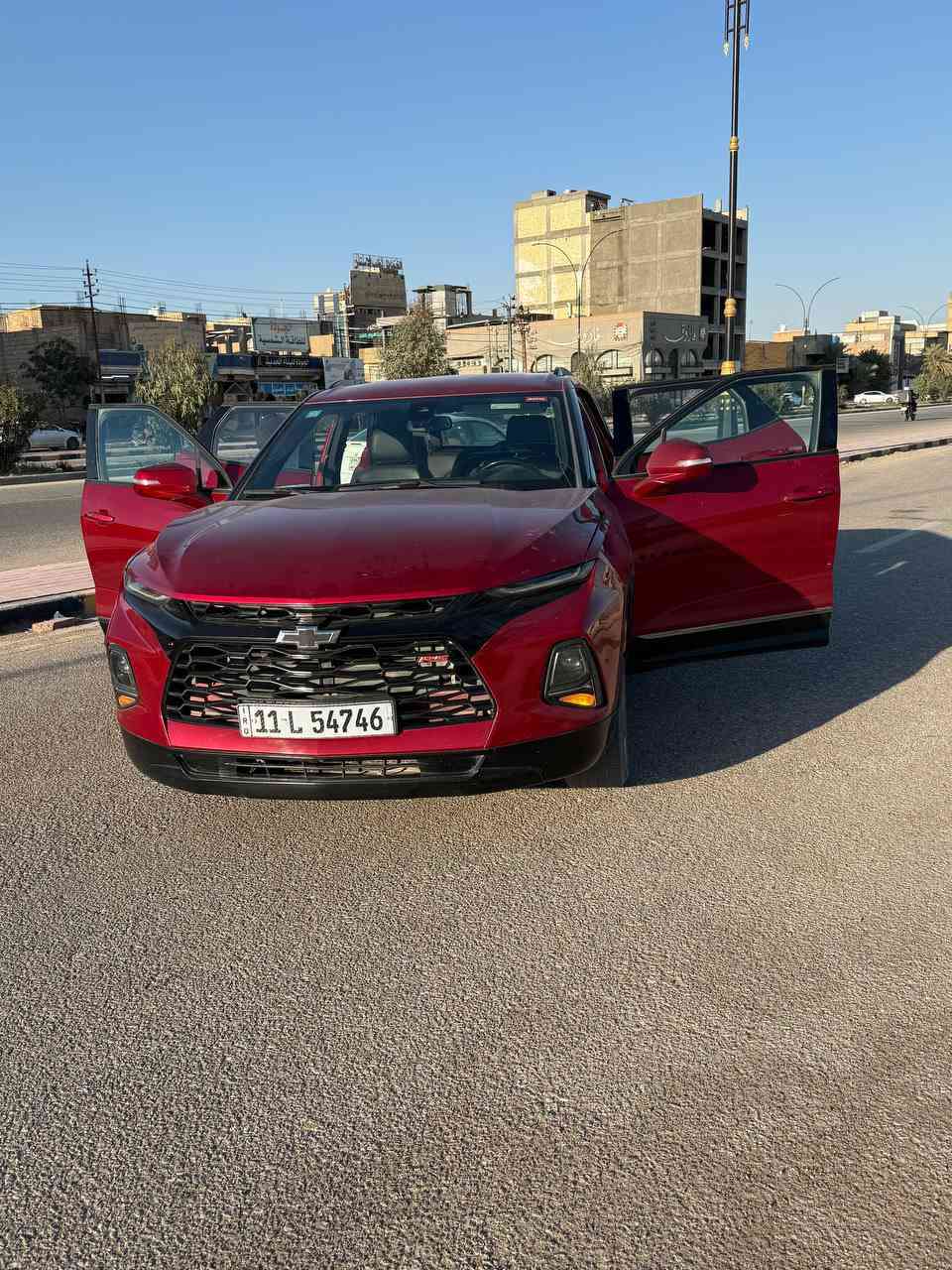 السلام عليكم بليزر 2022 للبيع Rs فول ماعدا البانوراما ب 170 سته سلندر قفل مكاني نجف 
محرك: 6 سلندر V6 سعة 3.6 لتر

القوة: 308 حصان

القير: أوتوماتيك 9 سرعات

الدفع: أمامي / رباعي AWD

أداء قوي وثابت على الطريق

5 وضعيات قيادة 

Sport + 2WD + 4WD + off road + سحب مركبة او كرفان

2️⃣ الشكل الخارجي

فئة RS الرياضية

جنوط 20 إنش سوداء

شبك ولمسات سوداء رياضية

تصميم رياضي وجذاب

3️⃣ الداخلية والراحة

تحكم كهربائي بالمقاعد

تشغيل بصمة 

مكيف أوتوماتيك مزدوج

مقود جلد متعدد الوظائف

كشنات تدفئة + ستيرن تدفئة

4️⃣ الشاشة والنظام

شاشة لمس 8 إنش

Apple CarPlay & Android Auto

بلوتوث + Wi-Fi

نظام صوتي ممتاز

5️⃣ أنظمة الأمان

تحذير النقطة العمياء

تنبيه خروج المسار

تحذير التصادم الأمامي

فرملة طوارئ تلقائية

كاميرا خلفية 

6️⃣ المساحة

5 ركاب براحة تامة

صندوق خلفي واسع

مناسب للعائلة والسفر

7️⃣ استهلاك الوقود

اقتصادي بالنسبة لمحرك 6 سلندر


**إذا كنت صاحب هذا الإعلان وتريد حذفه لأي سبب، رجاءا أرسل رسالة إلى الدعم الفني**