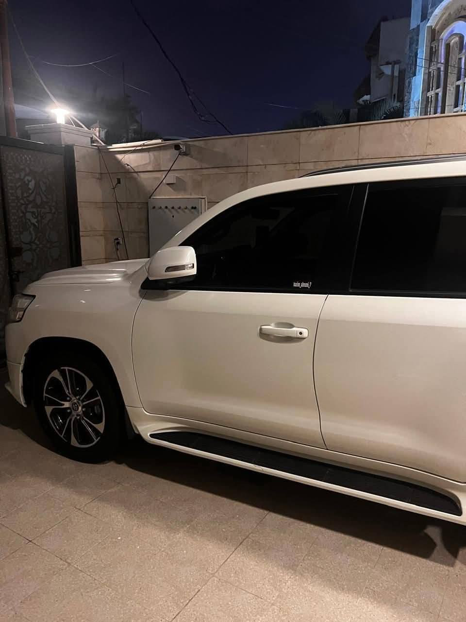 لاندكروز أبيض موديل 2020 وكاله ساز السياره ديزل كاز الكيلومتر ماشية 140 تقريبا
المواصفات.
فتحه سكف
ايرباك 8
باب جنطه كهرباء
4 كامرات
مري شفط
بصمه عدد 2
8 سلندر
شاشه
مانع انزلاق
ایکو
سبورت
دبل ماوس
لايت عالي ناصي
کشن السابق كهرباء
فدراليه
صيتيه
السياره كفاله من ضربه من صبغ
تدفه تبريد فول.
محرك كفاله كلشي كفاله عليها سيرفس تخم تایر جدید.
7 مقاعد
 رقم بغداد الجديد باسمي  رقمها حلو
اشاره حاجب
والباقي شوف العين بيها شخوط خفيفه. شرط تمشي 200 فوك ال 200 الشلعه فول. لا تبخير لا دخان اسود دهن كله تيوتا فلتر دهن فلتر کاز باتري جديد دسكات دسكات خلفي امامي جديد شركه.
مكان السياره بصره
***********

السعر. 6  شدات  وبيها مجال
الموشراي. رجاءآ رجاً لا يعلق ولا يتصل بدون حراجات ولا مشاطر ما يعجبك لا تعلق رجآ
