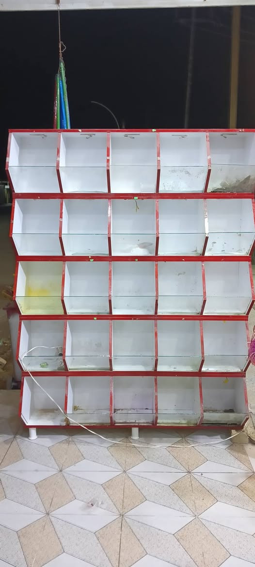 عارضة كرزات للبيع 
25عدد الخانات 
السعر 150الف
حيدر هادي ***********
