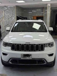 جيب كراند شيروكي لمتد بلاص ٣ شاشات  خليجي ٢٠١٩    مكفولة ماعدا بالباب ...