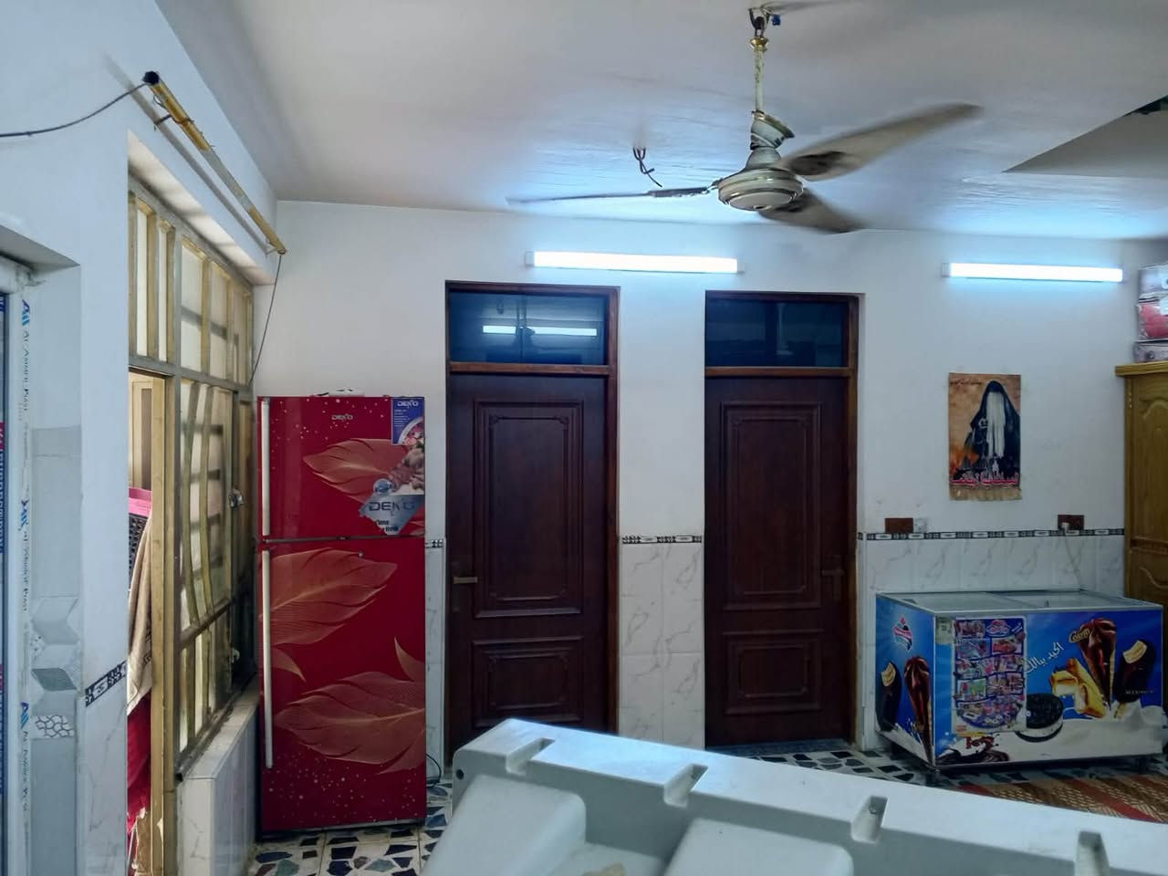 بسم الله الرحمن الرحيم 
دار زراعي للبيع في حي طارق شارع القديم في شارع معمل الغاز المساحه ٢٠٠متر
يتكون الدار 
استقبال و مطبخ و صالة وصحيات 
داخلية وخارجية 
غرف نوم عدد٢
للاستفسار     ***********
