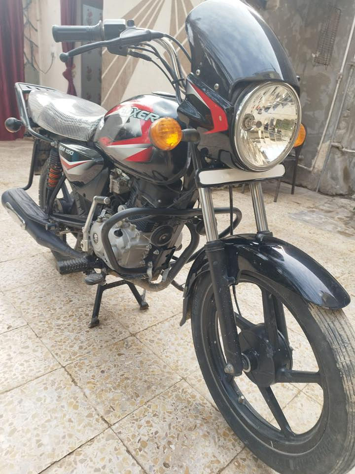 سلام عليكم 
دراجه للبيع بوكسر 
أوراق 📄 وجاهزه من كلشي 
مديل ٢٠٢٠
مكينه نضيفه وناعمه 

لاتصال 
***********
