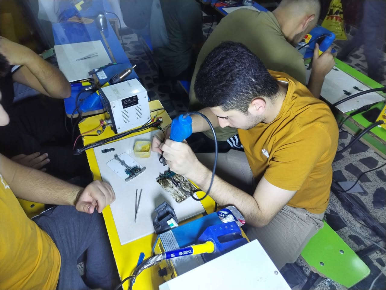 بسم الله الرحمن الرحيم.﴿وَقُل رَّبِّ زِدْنِي عِلْمًا﴾ 🌿
بالنضر لأنتهاء امتحانات الطلاب من المدارس. تقرر @فتح باب التسجيل للراغبين تعلم صيانة الموبايل من الصفر للاحتراف. في المعهد الاول في سامراء بتعليم صيانة الموبايل
وسيبدء التسجيل من الآن في مركز السطور للتطوير العلمي والرياده الكائن في حي القادسيه قرب جامع الشهيد. او في مركز وســــــا م لصيانة الموبايل في شارع البوشامان قرب مرطبات جنة الاعناب.
للاستفسار اكثر الاتصال بالارقام *********** او ادرة المركز ***********
•دورة صيانة الموبايل 🛠️ 
•مع الدعم لمده غير محدوده  بعد الدورة 
•تعلم مهنه صيانه الموبايل📱 في معهدنا وكن من المبدعين 
•الدورة تشمل المستويات التالية
•المبتدئين 👍 & والمتوسطين👍
•مميزات الدورة ♦️
•وقت الدورة مفتوح لحد ما تفهم كل المنهاج
•يعني تكدر تخلي شهر او اكثر  حسب فهمك🗽
•يحق للطالب اعاده الدورة مره اخره في الدوره التي بعدها مجاناََ 
•تمنح شهاده للطالب بعد التخرج من الدورة🪪 
•يتم تدريب الطالب في منهاج علمي وعملي حديث
•منهاج الدورة  هارد وير   • 
محاور  Hardware ♦️ 
1.دراسة كيفية استخدام اجهزة الصيانه وطرق التعامل معها • ( الباور سبلاي) (الافوميتر) (تيستر الشحن) (الهيت كان) وذالك بالتفصيل... 
2.تتبع الاعطال بشكل علمي ومنضم
•تتبع اعطال الاجهزة الطافيه (فاصل باور) 
3•دراسة البور سبلاي وفهم  تحميلاته 
4•دراسة الافو ميتر بشكل علمي ومنضم
5•دراسة التوالي والتوازي بشكل علمي ومنضم
6•دراسة وقرائة المخططات بشكل علمي مفصل 
7. طرق تفكيك جميع انواعه الاجهزه وبدون ضرر  
8•زراعة المسارات التالفة 
9•طريقة اصلاح الكونكترات التالفة وتبديلها 
10•استبدال الشاشات والملحقات الاخرى
11•شرح دائرة البور  
12•شرح دائرة الشحن وتتبع مساراتها
13•شرح دائرة الصوت 
14•شرح دائرة الواي فاي 
15•شرح دائرة الشبكة 
16•شرح دائرة الكاميرا 
17•شرح دائرة الاضاءة 
18•شرح دائرة البيانات
19•شرح دائرة المس  
  20.طريقة رفع الايسيات وشبلنتها 
ملاحضه الدوام سيكون في رمضان بعد صلاة العشاء يومياََ ساعين وسعر الدورة كاملاََ 350 الف  تدفع من المبلغ 50 عند التسجيل والباقي دفعات لحين انتهاء الدوره 
دورة السوفت وير دوره اخرى للراغبين ستكون في مركز حلول للحاسبات في حي الشرطه
 (الاستاذ زيد ياسين).. 
ومن الله التوفيق. اسألو عنا من تخرج من معهدنا قبل التسجيل واهلاََ وسهلاََ بكم 🌺
