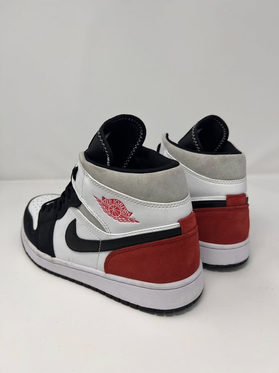 جوردن ون باله اصلي ممستعمل قياس 44(28.5سم) اصلي باركود شغال، السعر ٣٠ الف دينار قفل يوجد توصيل جميع محافظات للتواصل خاي او واتساب ***********
