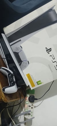 بلي 5 مستخدم شهر بي عده العاب مثل فيفا 26 وGTA واساسن كريد فالهالا الب...