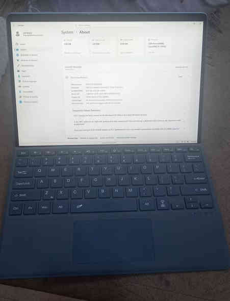 جهاز Microsoft Surface Pro 9 – للبيع

الحالة: نظيف جداً / استخدام خفيف
الملحقات: ( كيبورد، قلم بلوتوث + شاحن اسوس 65 واط تايب C …)

المواصفات:

المعالج: Intel Core i5 – الجيل 12 (12th Gen)

الذاكرة التخزينية: 256GB SSD

الرام: 8GB

الشاشة:

قياس 13 إنش لمس 

دقة 2880×1920

تقنية PixelSense

تدعم 120Hz

كرت الشاشة: Intel Iris Xe Graphics

نظام التشغيل: Windows 11

البطارية: تدوم حتى 6 ساعة حسب الاستخدام

الاتصالات:

Wi-Fi 6

Bluetooth 5.1

المنافذ:

منفذين USB-C (Thunderbolt 4)

الكاميرات:

أمامية 1080p

خلفية 10MP

الوزن: حوالي 880 غرام

الجهاز سريع ومناسب للدراسة والعمل.

لا يحتوي أي مشاكل.

بطارية ممتازة.

السعر المطلوب: 850 الف دينار عراقي
واتساب : ***********
بفداد / الشعب
