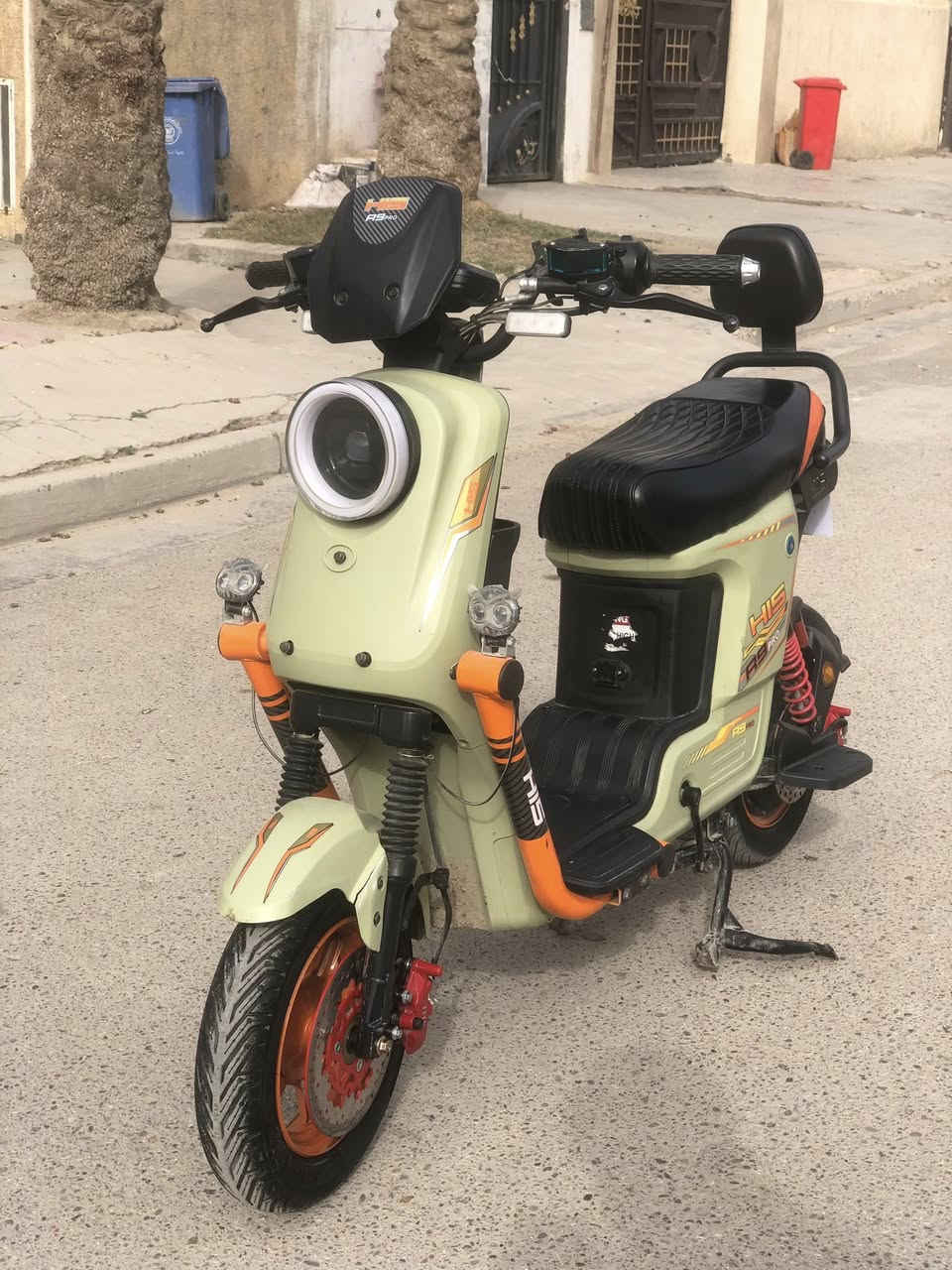 دراجه شحن الدراجه حلوه و مرتبه و عاليه ما تصرف شحن اسم الدراجه r9برو الدراجه اي نقص ما بيه سعر اتصل عل رقم و اجاوبك ***********
