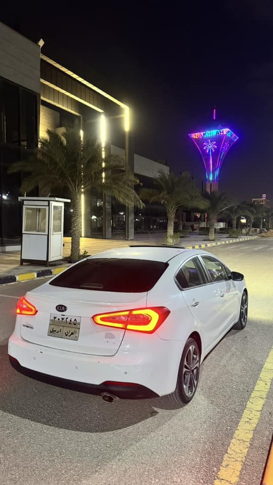 كيا سيراتو موديل 2013 شكل 2014 (Vip) خليجي 
فول مواصفات 
 مكينه 1600 دوش  sport
 
بصمة تشغيل وابواب وصندوق
سلايد روف
تبريد قطعتين امامي خلفي 
كشنات جلدكشن السايق كهرباء 
كشن الاماميه السائق تدفئه تبريد 
كشن الصدر تدفئه
خزن وضعيات كشن السائق
شفتات sport بل ستيرن
تحكم ستيرن فول 
ستيرن متعدد الوضعيات 
ثلاث وضعيات
للقياده[Eco+normal+sport]
خمسه ويل كب 
10ايرباك دشبول وتكم 
لايت زنون امامي 
لد امامي نهاري 
لد خلفي حساس امامي 
حساس خلفي 
كاميرا خلفيه 
(رادار خلفي ) تنبيه عند الرجوع للخلف
نظام الثبات الالكتروني(مانع الانزلاق )EBD+ABS
 نضام ترحيب عند لاقتراب من السياره 
شاشه لكشف العطلات والتحكم بميزات السياره 
شاشه لمس 
منفذ USB+AUX+IPOD

مثبت سرعه Cruise control
بلوتوث  
تبريد ثلج منفصل (دبل فريز ) DUAl
سبايدر خلفي +نيكل يدات +نيكل
جام اشارة مري مري شفط تغلق تلقائي
السياره جاهزة من كلشي صدر اامامي محتاج شمعات فقط الخلفي جديد هوه والبوش والدبلات 
بيها بنيد صبغ فقط  واكعه علي طابوكه والفديو عندي قبل التصليح وباب السايق بيها ضربات خفيفه موضحه بلصور الباقي كفالة حته الدعاميات السعر ١٣٦ 
واتساب
***********
