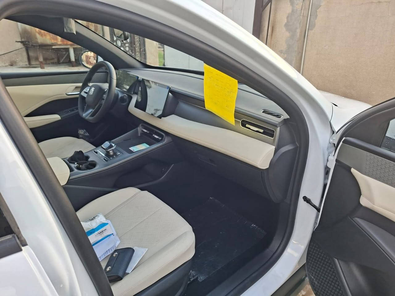 سلام عليكم عروض نهايه السنة جن كلاس ابيض داخل ابيض المميز سعر ١٧٤٥٠ فقط  جيب وياك لا غيرها وحصل على جن بلاس  مكاني بغداد  يرموك  رقم هاتف ***********
