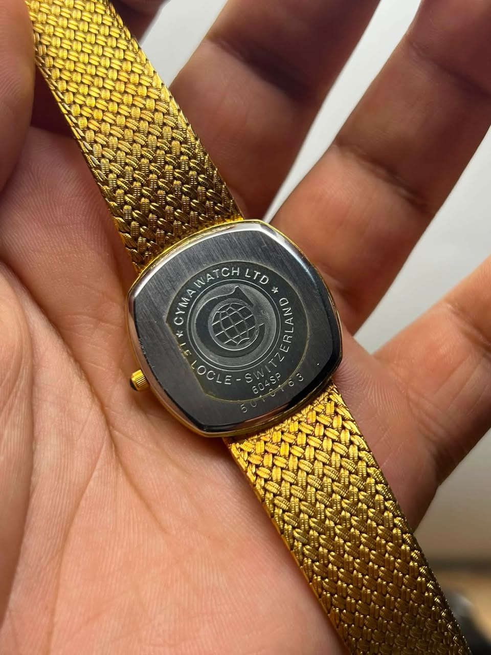 سيما CYMA Swiss made 🇨🇭⚜️

- من اجمل الموديلات السويسرية

- سيما سويسري إنتاج 1980

- سير حصيره ذهبي رجالي قطر 31 ملم (رسمي)

- طلاء ذهب بالكامل مع أربع حبات الماس داخل المينا

- مخزنه بالستيكر الخلفي 

رجاءًا لمعرفة الـسعر والحجز على الخاص 📍
للاتصال ***********
