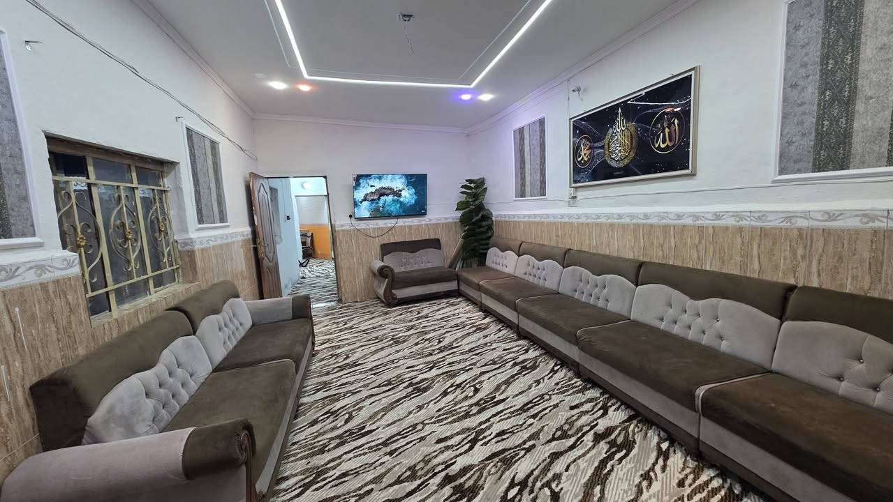 بيت للبيع مع الاثاث مساحه ١٨٠متر كوت حي الحكيم يبعد عن الشارع ١٥٠متر تفاصيل البيت بناء بلوك يحتوي على غرفتين وصاله ومطبخ واستقبال سعر ٤٥ مراجعة دلالية احمد السعيدي عنوان المكتب قرب حسينية بيت خليفه للاتصال *********** } ***********
