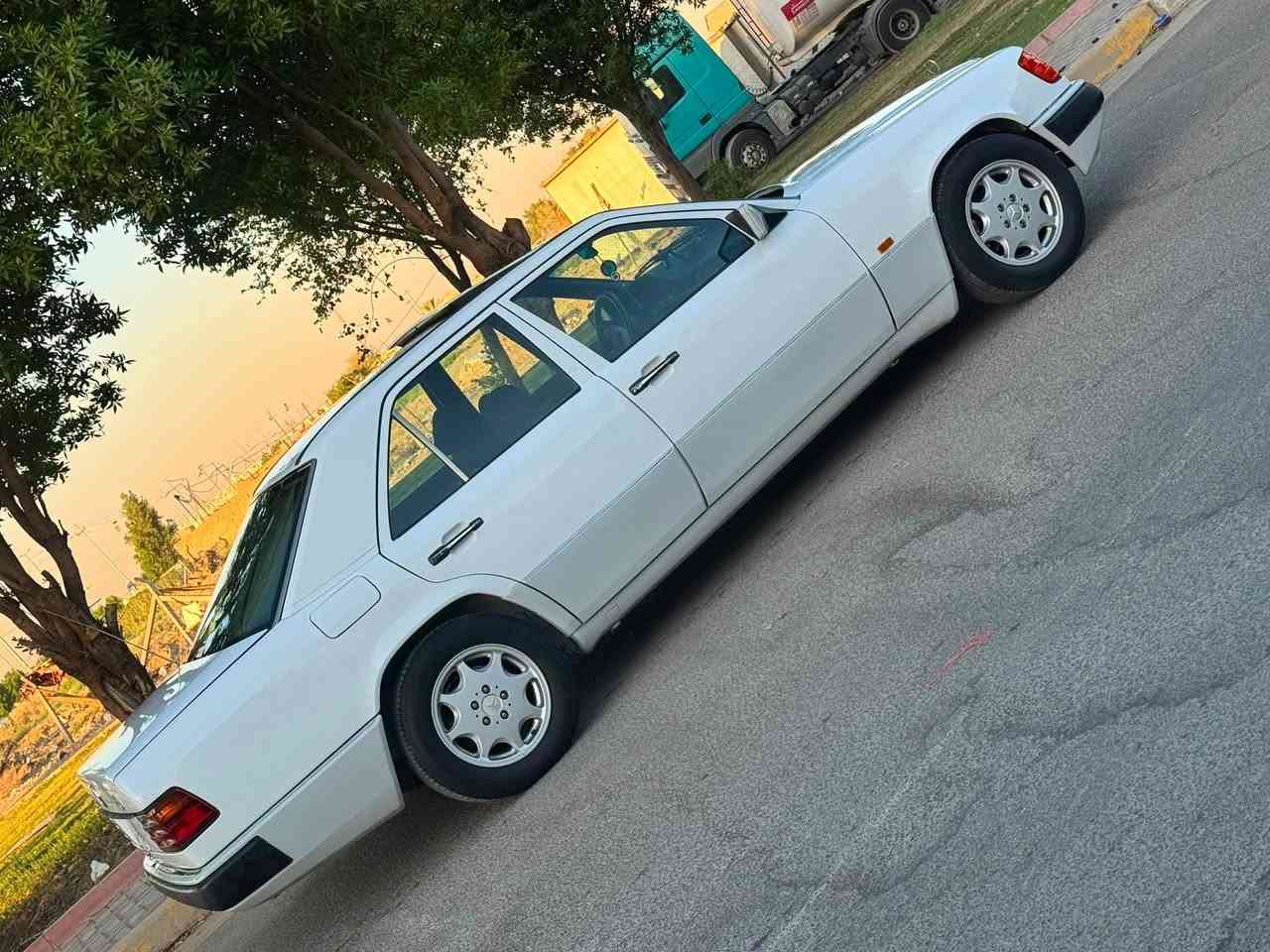 ***********

مارسدس دب e300

موديل 1990

رقم بغداد انكليزي

مكينه 300 بلادي

كير ومكينه جدد

غرفه جديده مثل ما موضح

تبريد ثلج ثلج ثلج شرط

مداور ثاني يوم

اربعه جام كهرباء

شاشه كامره خلفيه

السياره تجي وتشوف احله من الصور 

السعر 80 مكاني بغداد السيدية
