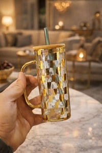 كوب زجاجي ذهبي • غطاء خشب • قصبة