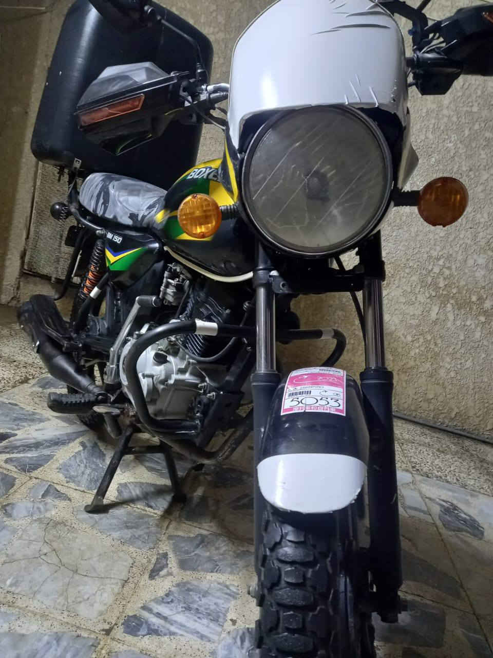 بوكسر مديل 21دراجه بلاديه محرك. ممفتوح.  ناعم بيه خيط. خفيف تبخير دراجه نضيفه وناعمه نكره سلف كهربائياتها كلها شغاله اوراقها ضايعه اسويلك مكاتبه سعرها 775مكاني بغداد حي الجهاد قرب بانزين خانه‏‪***********‬‏
