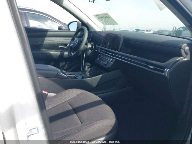 السلام عليكم توسان 25 حادثه موضح بالصور تبديل جاملغ نفس اللون بدون ايرباك بدون دواخل بدون صبغ بيه بارد بالجنطه مقدار شبر مواصفات اعتياديه رادارات ولدات ترحيب ومودات قياده اوتو هولد بدون رقم ب200 وبيه مجال بسيط*********** مكاني بالحله واي محافضه تترقم عادي
