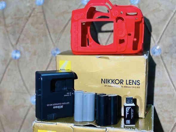 كامره نيكون D7000
للبيع مستخدمه مره واحده فقط
رام شاحنه بطارات٢ جلاتين حزام كتف قبق مال العدسه كاتريدر نقل صور 
مكاني بغداد 
✅***********
