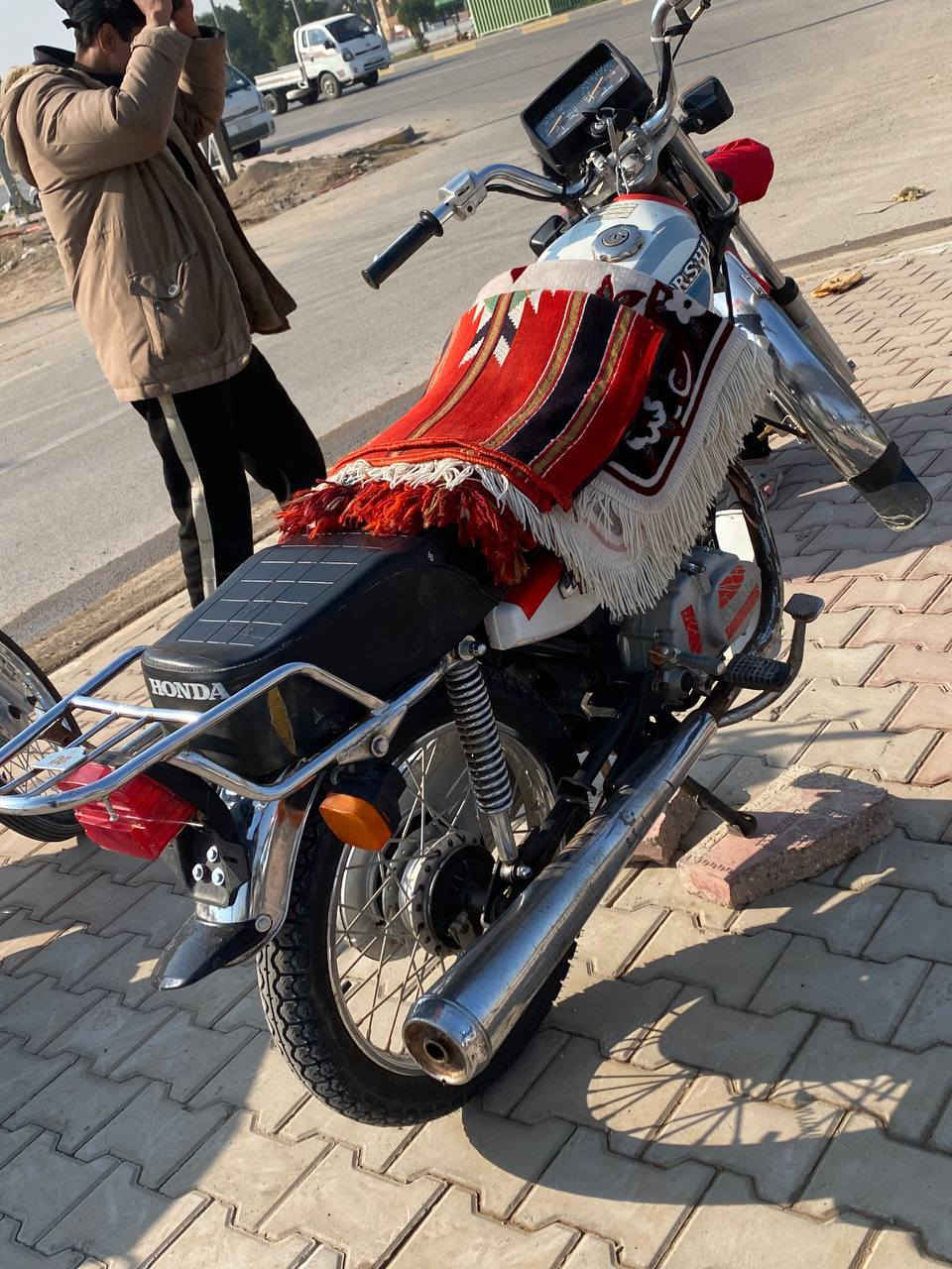 سلام عليكم دراجه موديل 15 ارشه معمره 22 دراجه خير من الله  سعر 550 بيه مجال  الستفسار***********
