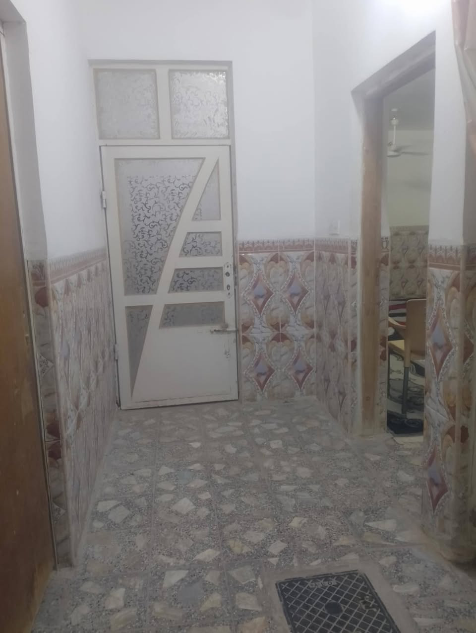 السلام عليكم بيت للبيع مساحه 200متر  حي العسكري قرب الادله الجنائيه طابق ونص الطابق الثاني معزول بدرج للشارع وحده بي غرفه وصاله ومطبخ وحمام والطابق الاول غرفتين كبار 4/6واستقبال 4/7/والصاله /4/6/المطبخ 4/5/ومدخل /3/2الكراج  وحمام خارجي وداخلي 135مليون  للاستفسار اتصال ع هذا الرقم ***********موجود صور اتصل وبيك خير ودلل
