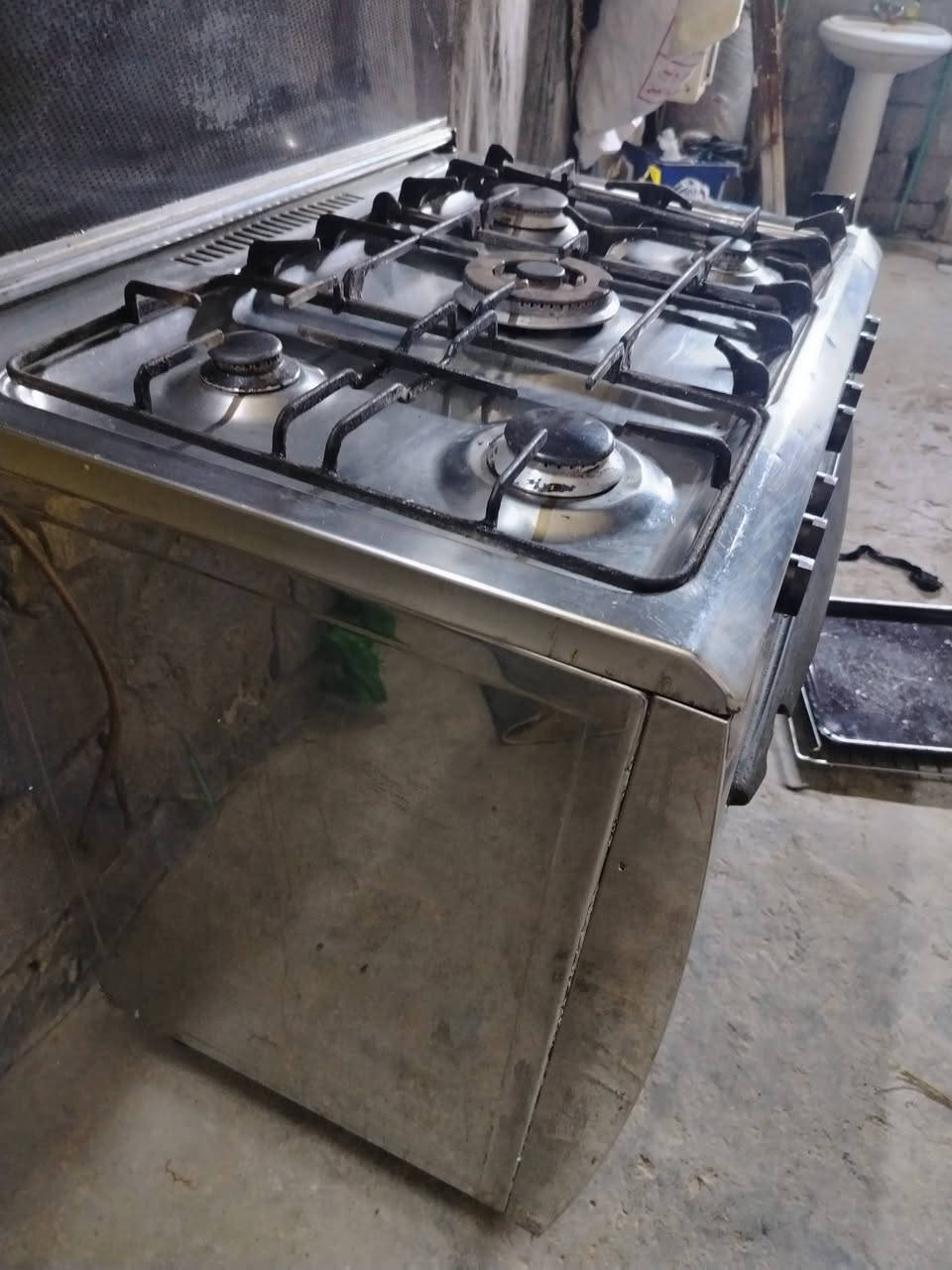 طباخ ايطالي الصنع كلشي شغال الفرن وجميع العيون نظافه90%السعر 170مراسله وات ساب ***********
