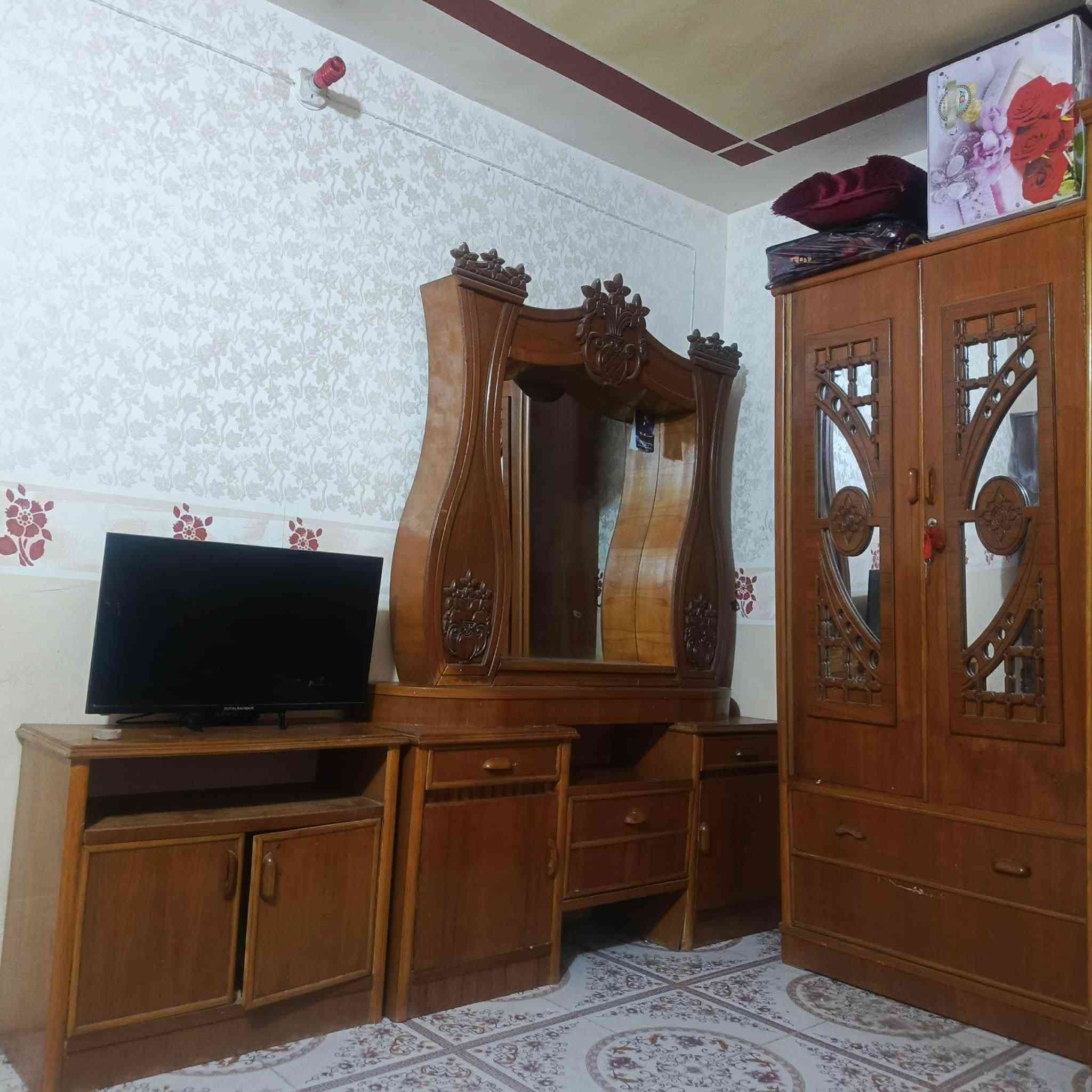 غرفة اخت جديده للبيع السعر 650 وبيها مجال قليل العنوان حله ورديه خارج مقابيل العلوه مخضر رقم ***********
