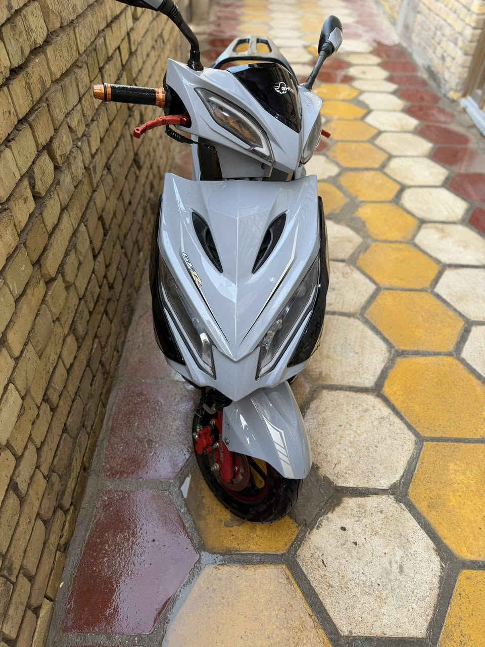 جامبو للبيع الدراجه جديده ممفتوح بيه اي شيوبيه بصمتين حتى مماشيه هواي من الشغل للبيت رايده ب 750 الله شاهد مشتريها اغلى من هيج سعر ومو سعره هذا بس توازيت اليحب يتفضل خاص او يتصل ***********
