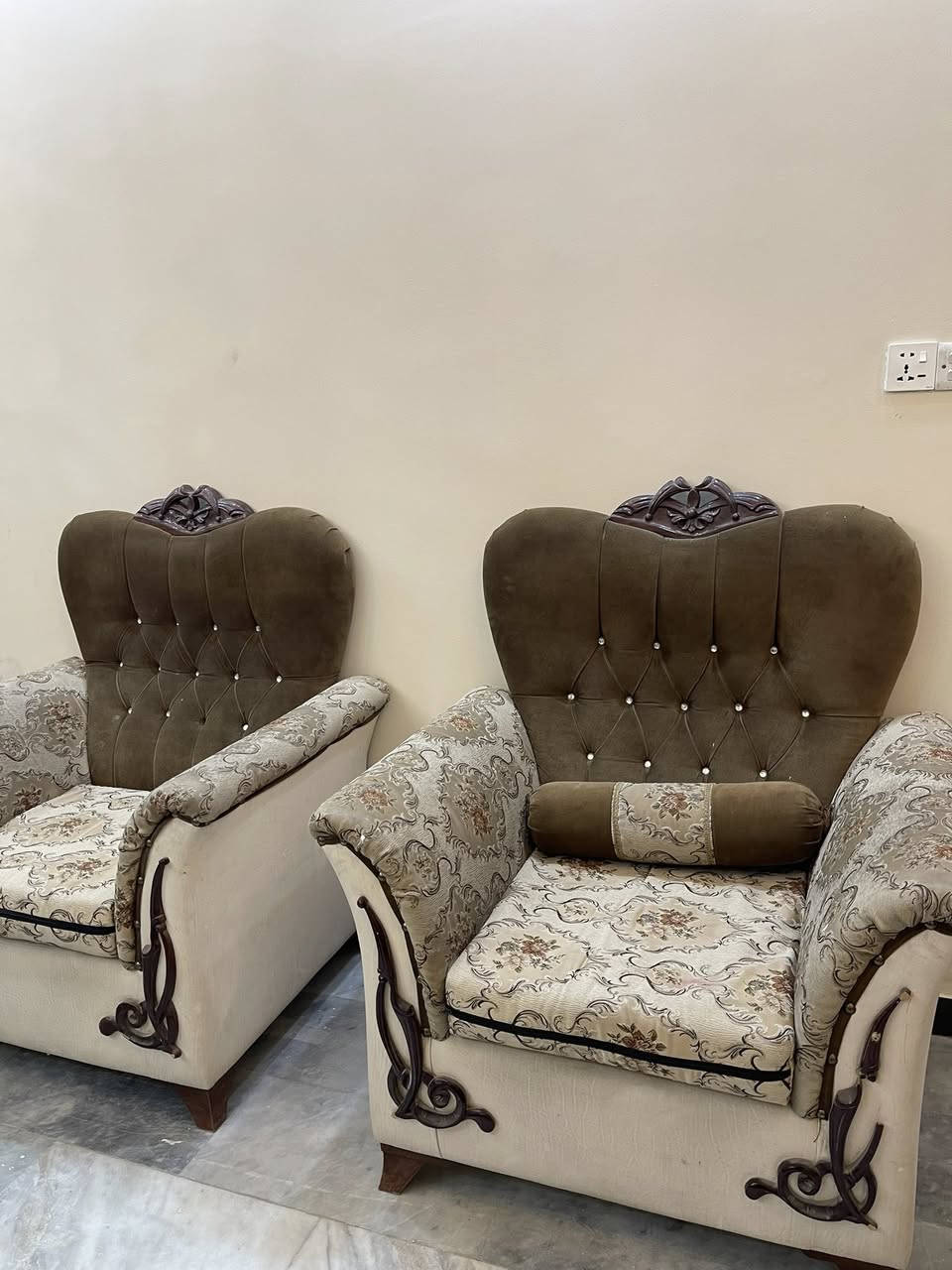 السلام عليكم
تخم درجه اولى ثقيل اسفنج درجه اولى
بدون أي ضرر
مقعدين نفر 
مقعدين ٣ نفرات
مقعد نفرين كما موضح بالصور


**إذا كنت صاحب هذا الإعلان وتريد حذفه لأي سبب، رجاءا أرسل رسالة إلى الدعم الفني**
