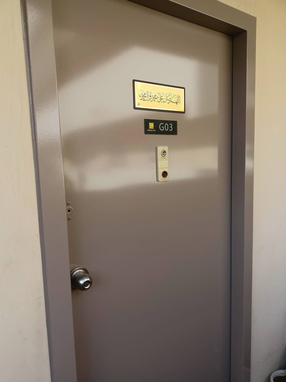 جدد صبغ باب الشقه نفس الون الاصلي من
شركة جوتن 
قابل للغسل
صبغ من الخارج ١٠ الف
داخل وخارج ٢٠الف
جدد صبغ واجه الشقه والسياج نفس الون الاصلي
***********
***********
