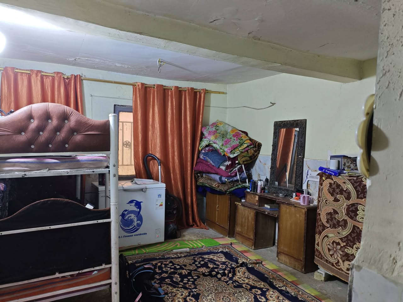 نص قطعة قطاع 16 قديمة 72م شرك استقبال ومطبخ وغرفة وترك جوة وفوك غرفتين وبالكون السعر 100 للاستفسار الاتصال  
***********
